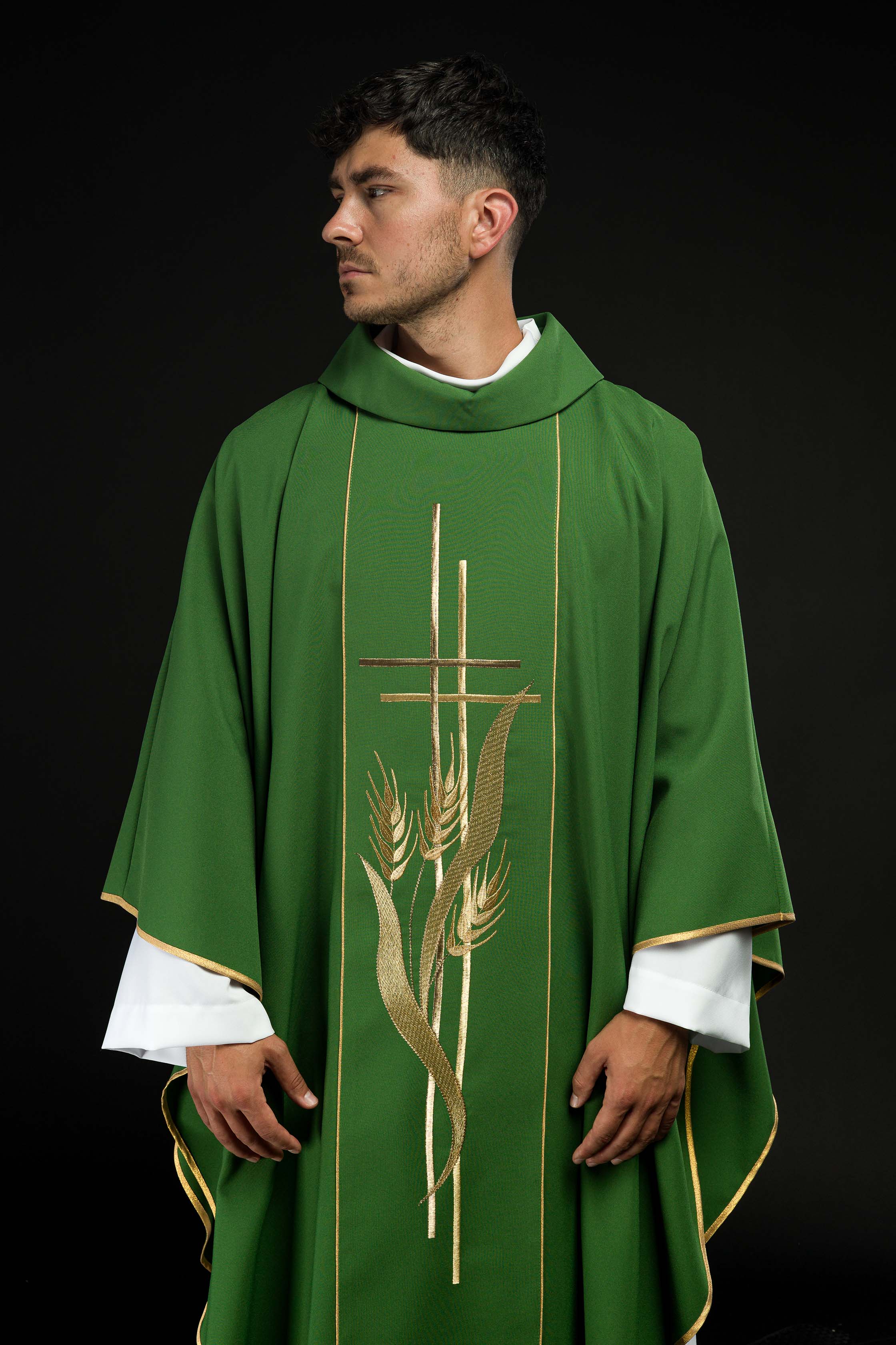 Casula Verde ricamato con motivi di Croce e Spighe