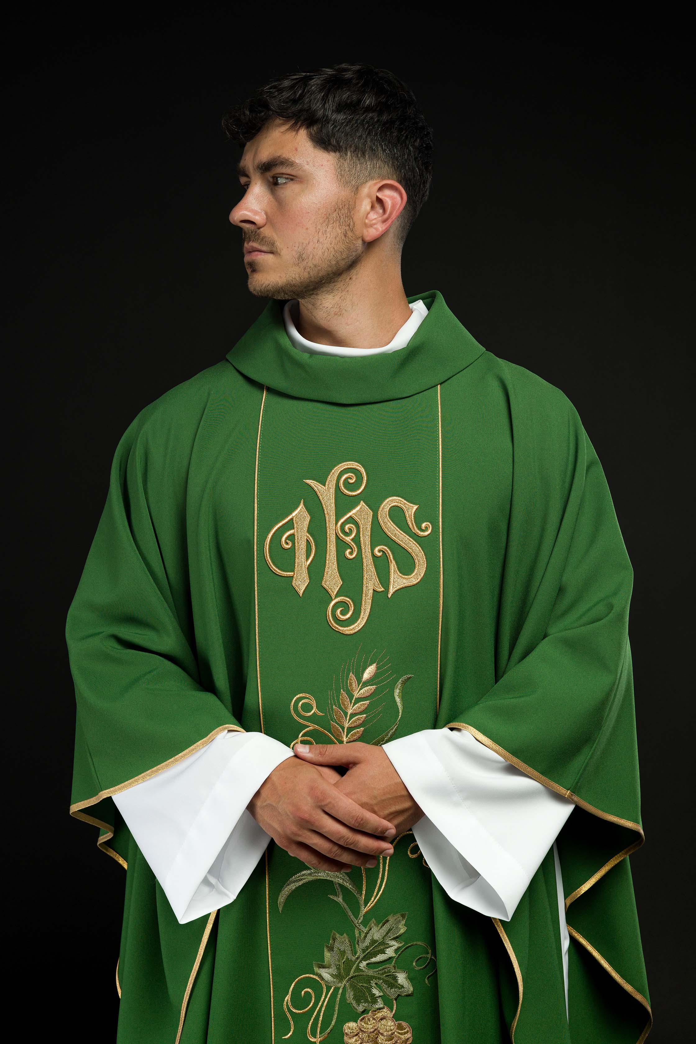Casula Verde con stolone ricamato IHS, Spighe e Uva