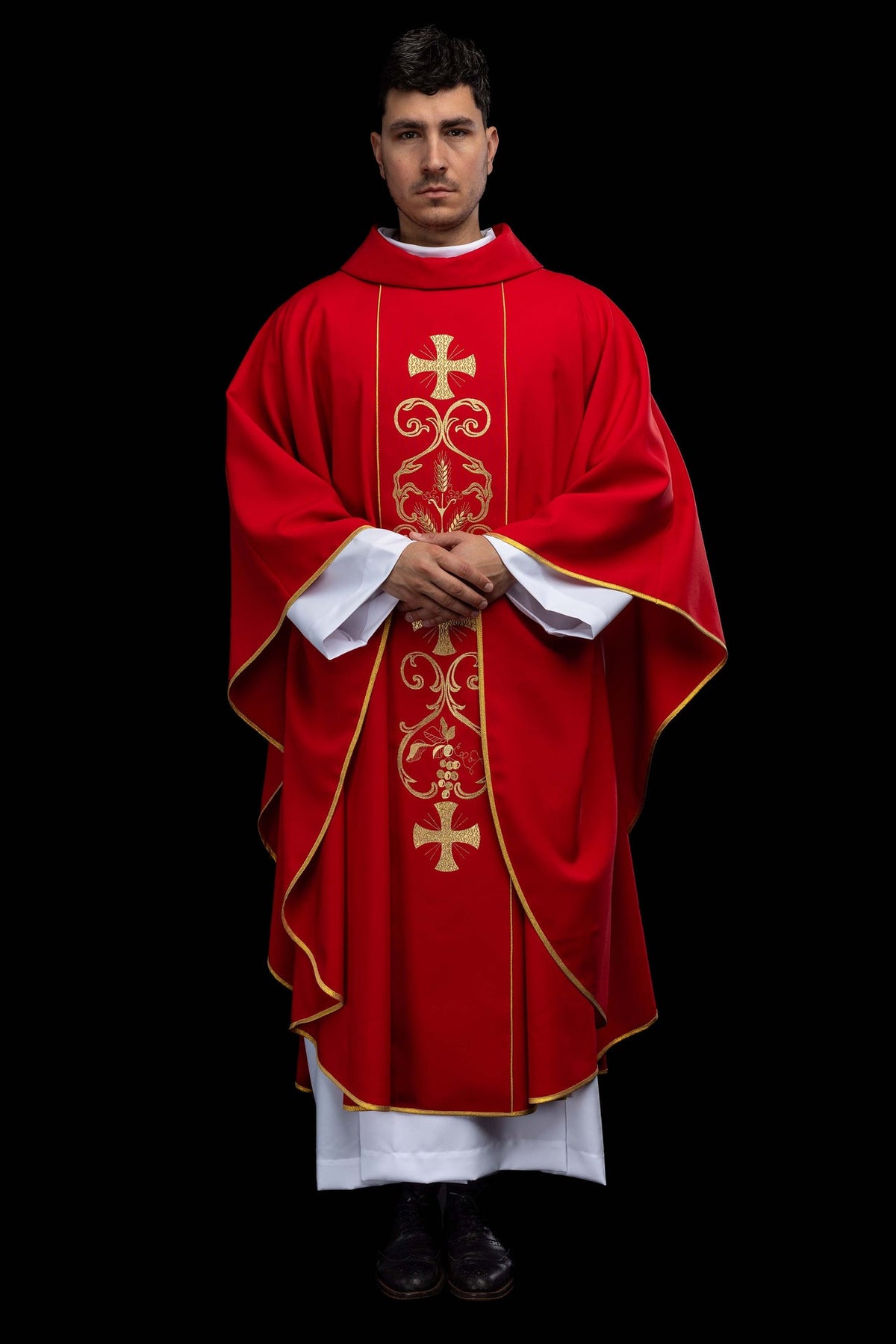 Casula liturgica rossa ornata con fascia ricamata
