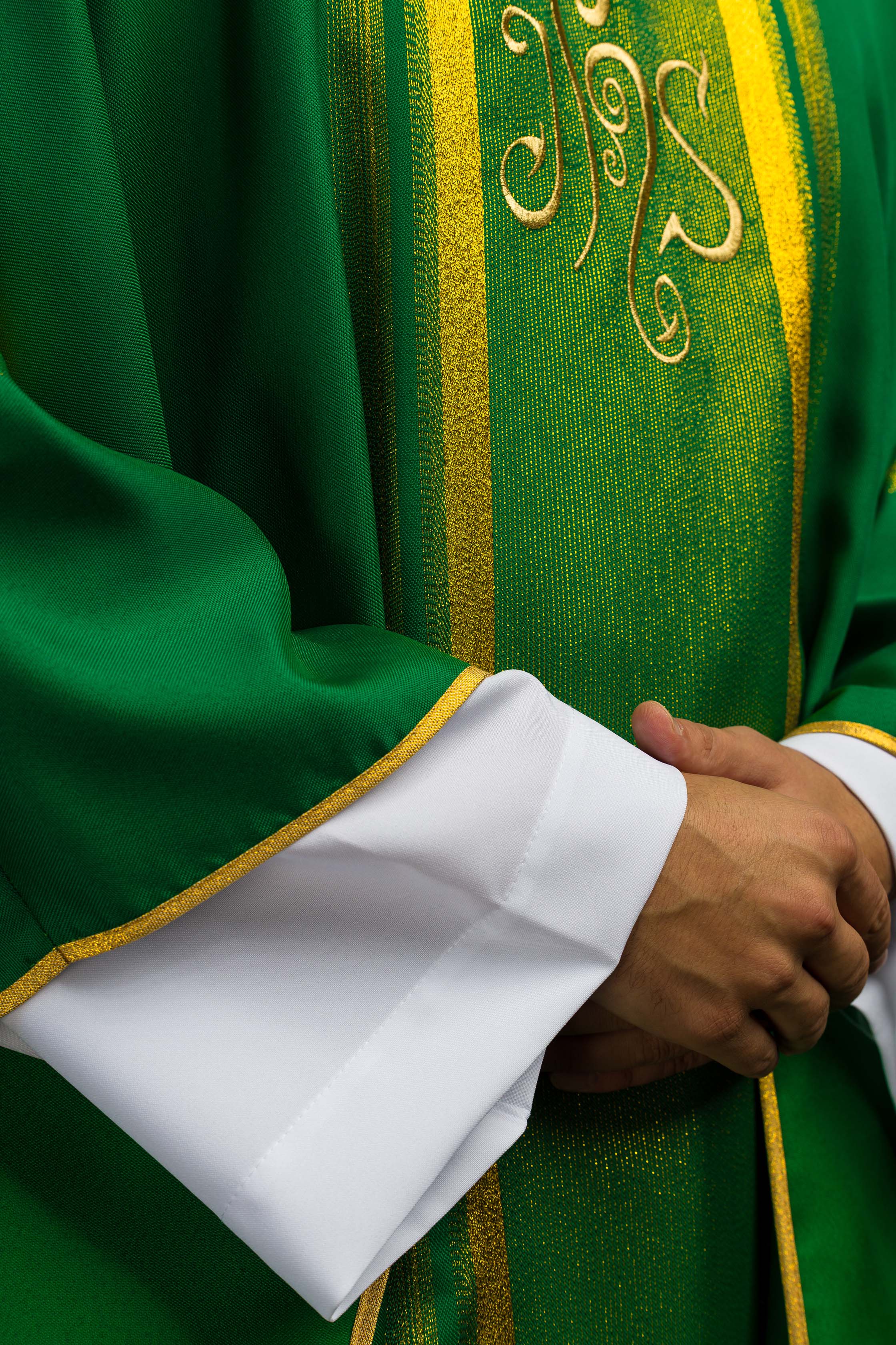 Casula liturgica Verde decorata con ricamo IHS