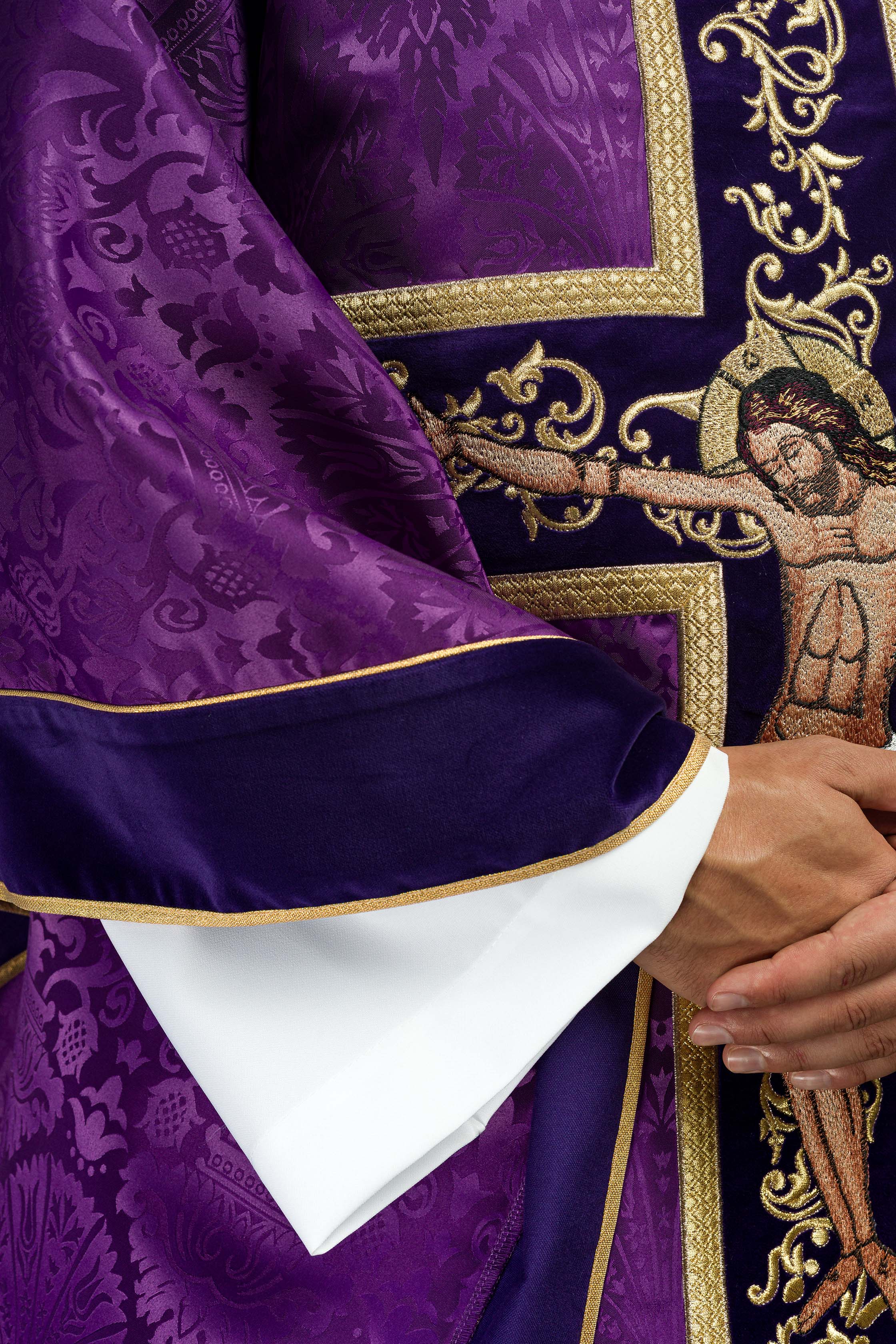 Casula Viola con immagine ricamata di Cristo