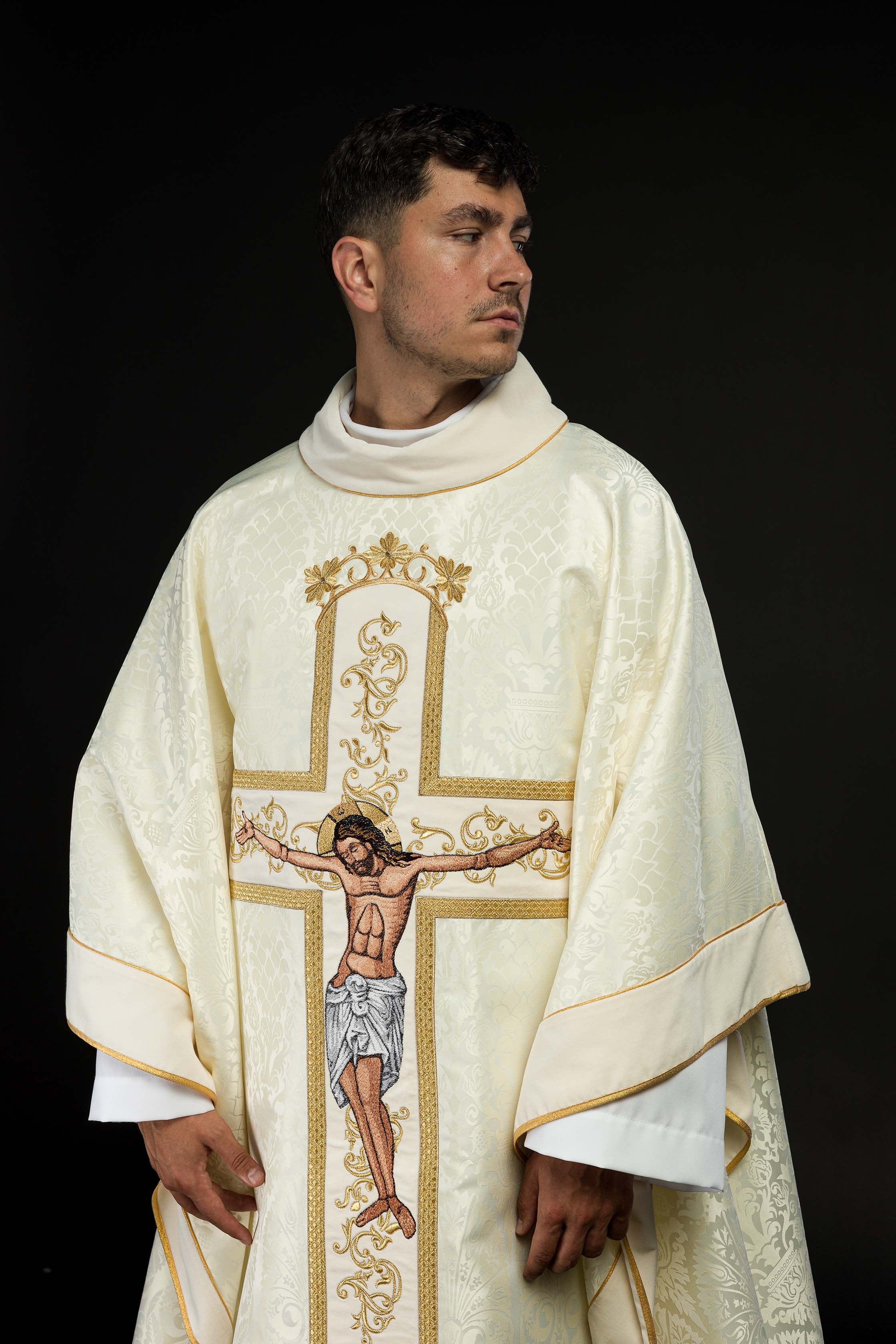 Casula con immagine di Gesù Cristo sulla croce color écru