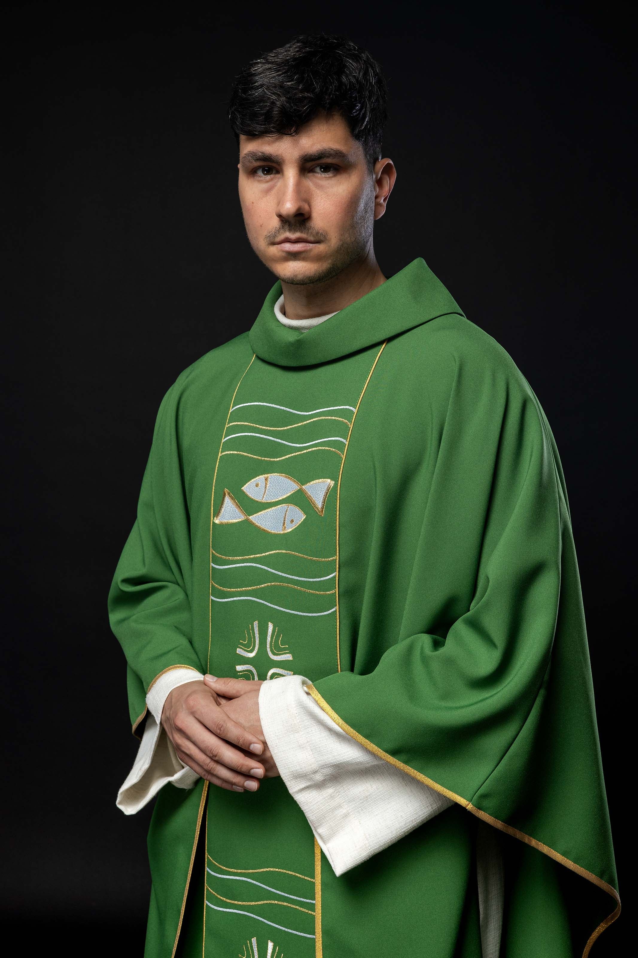 Casula verde con ricamo della croce e pesci