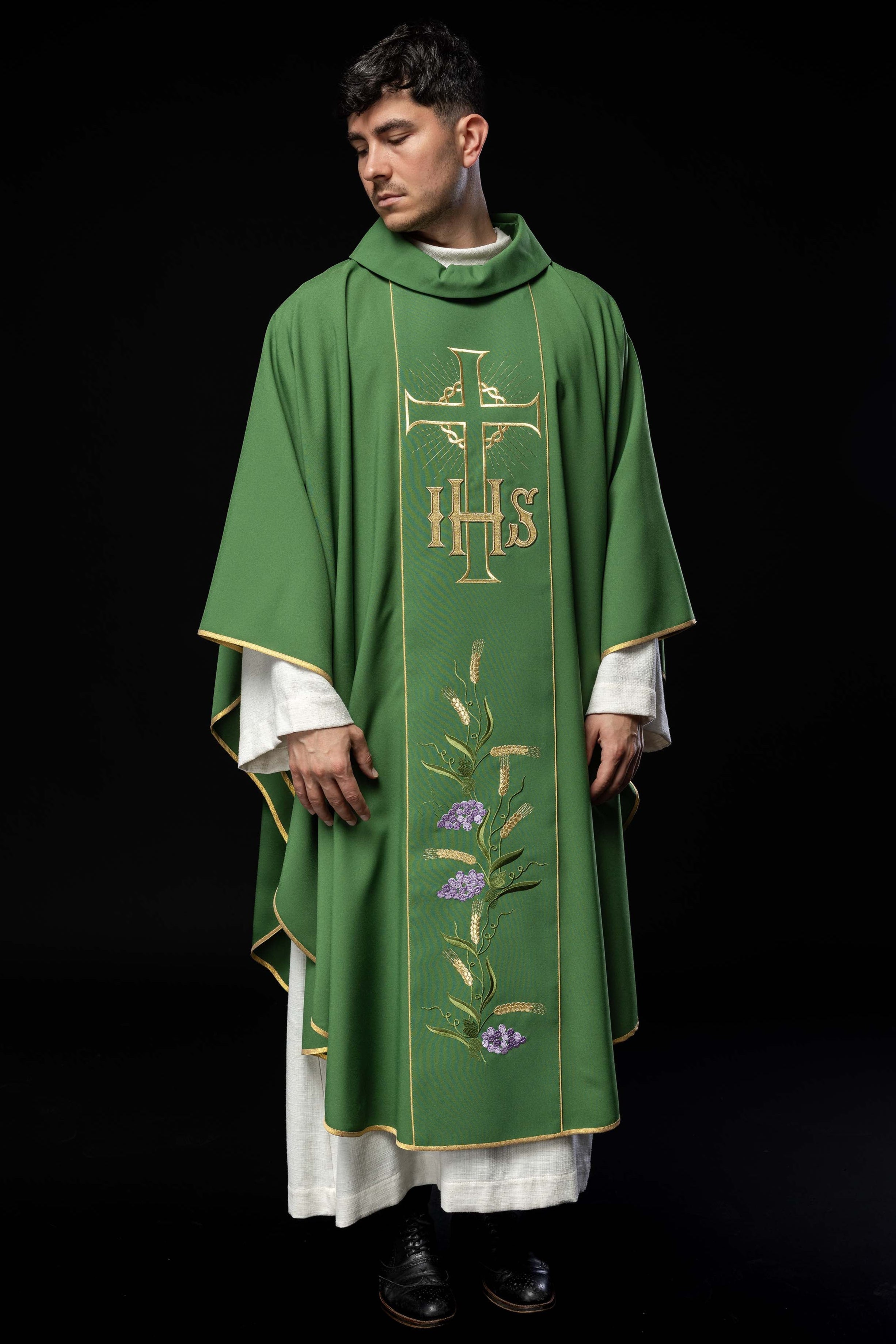 Casula Verde ricamata con motivo di Croce IHS e  Uva