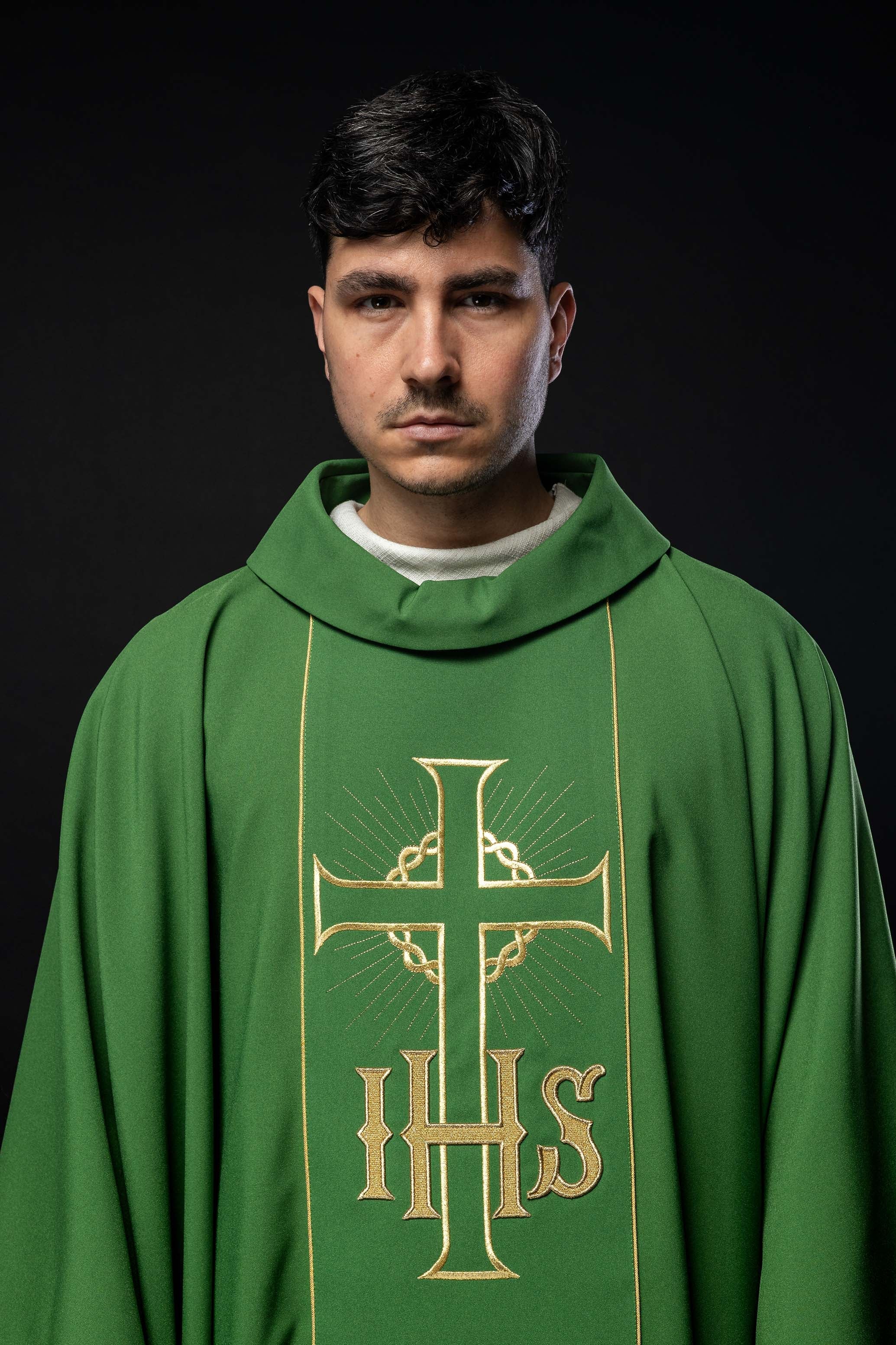 Casula Verde ricamata con motivo di Croce IHS e  Uva
