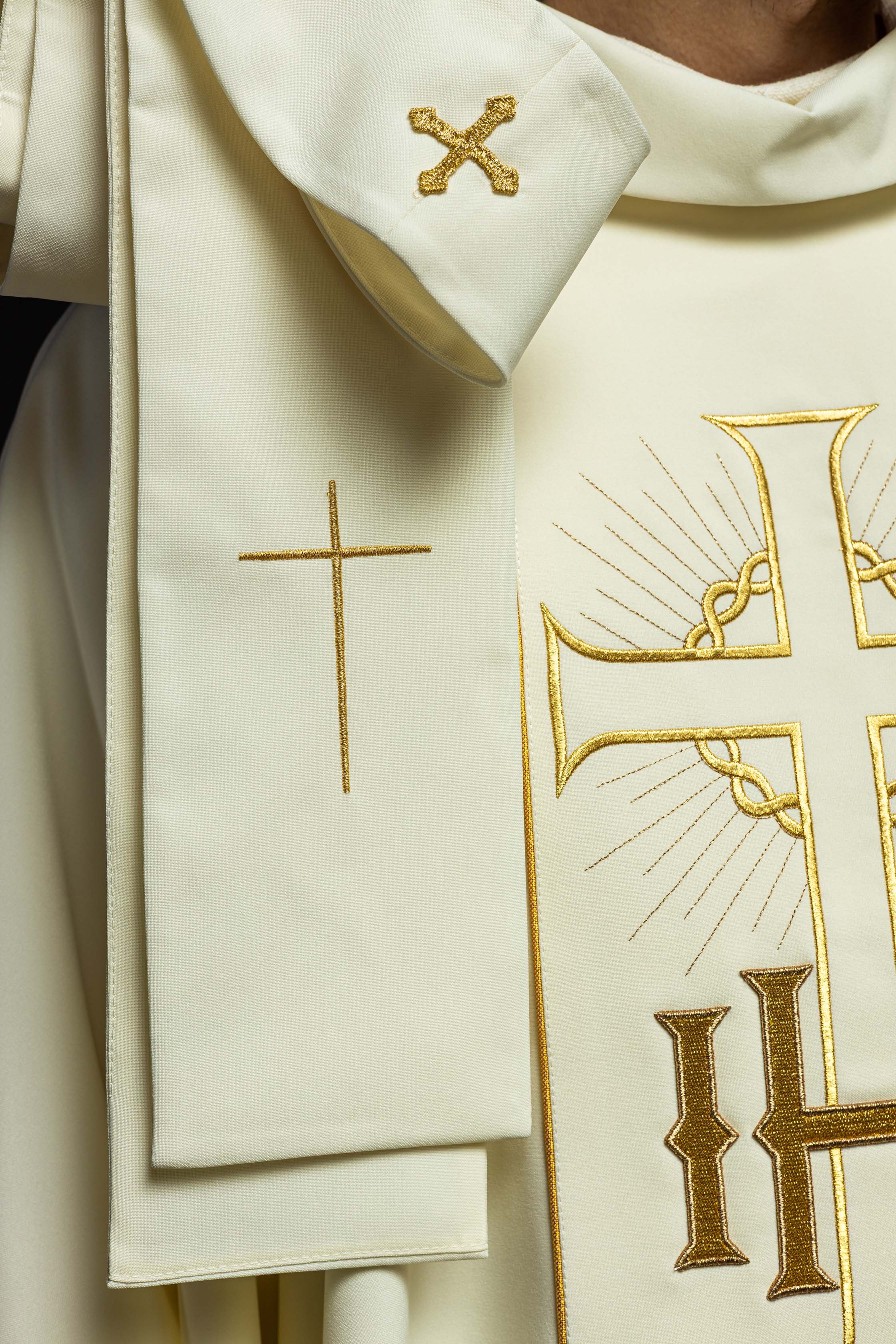 Ornat z zdobionym pasem IHS winogrona i kłosy oraz złotą lamówką - ORNATY.PL