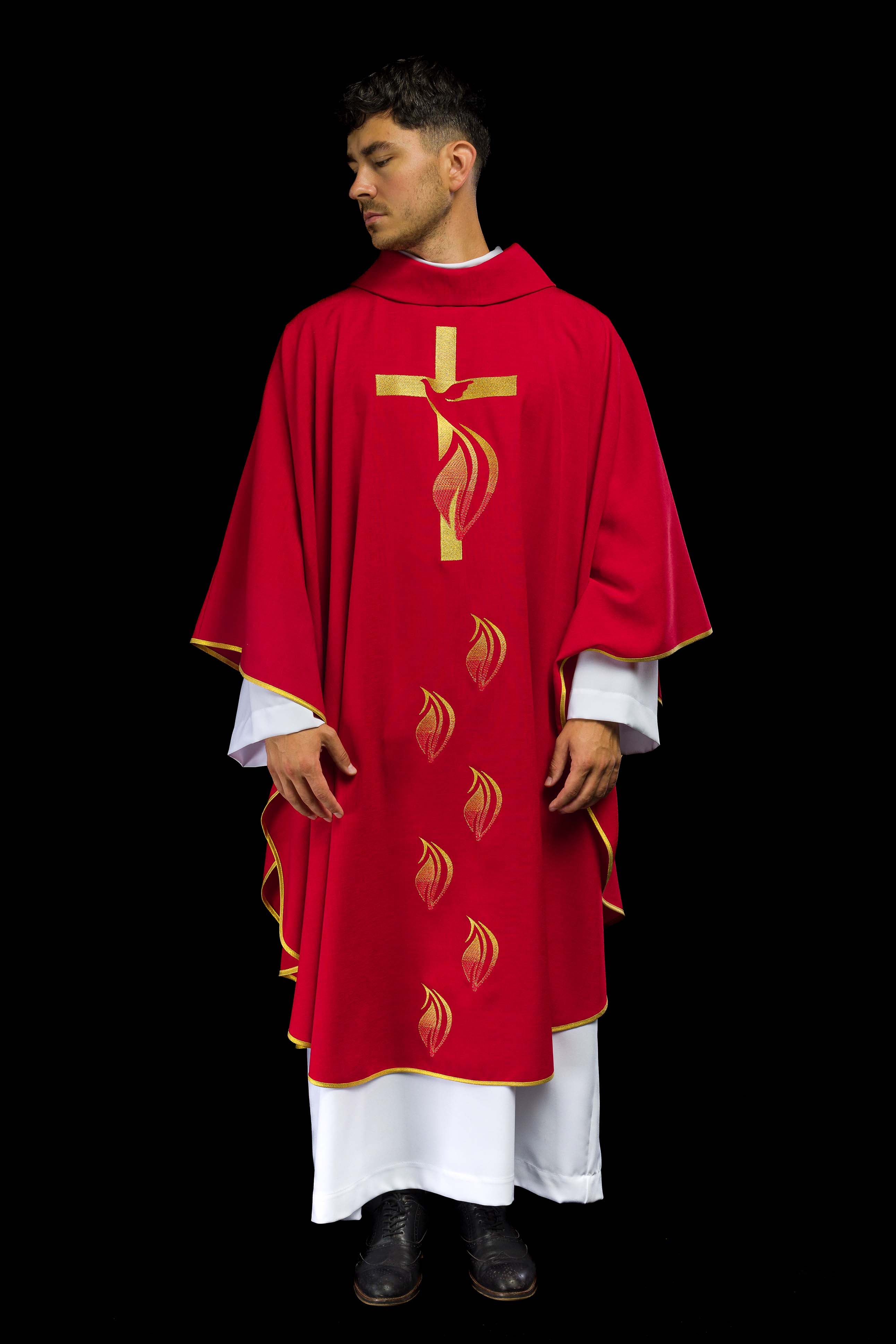 Casula  rossa e ricamo dello Spirito Santo