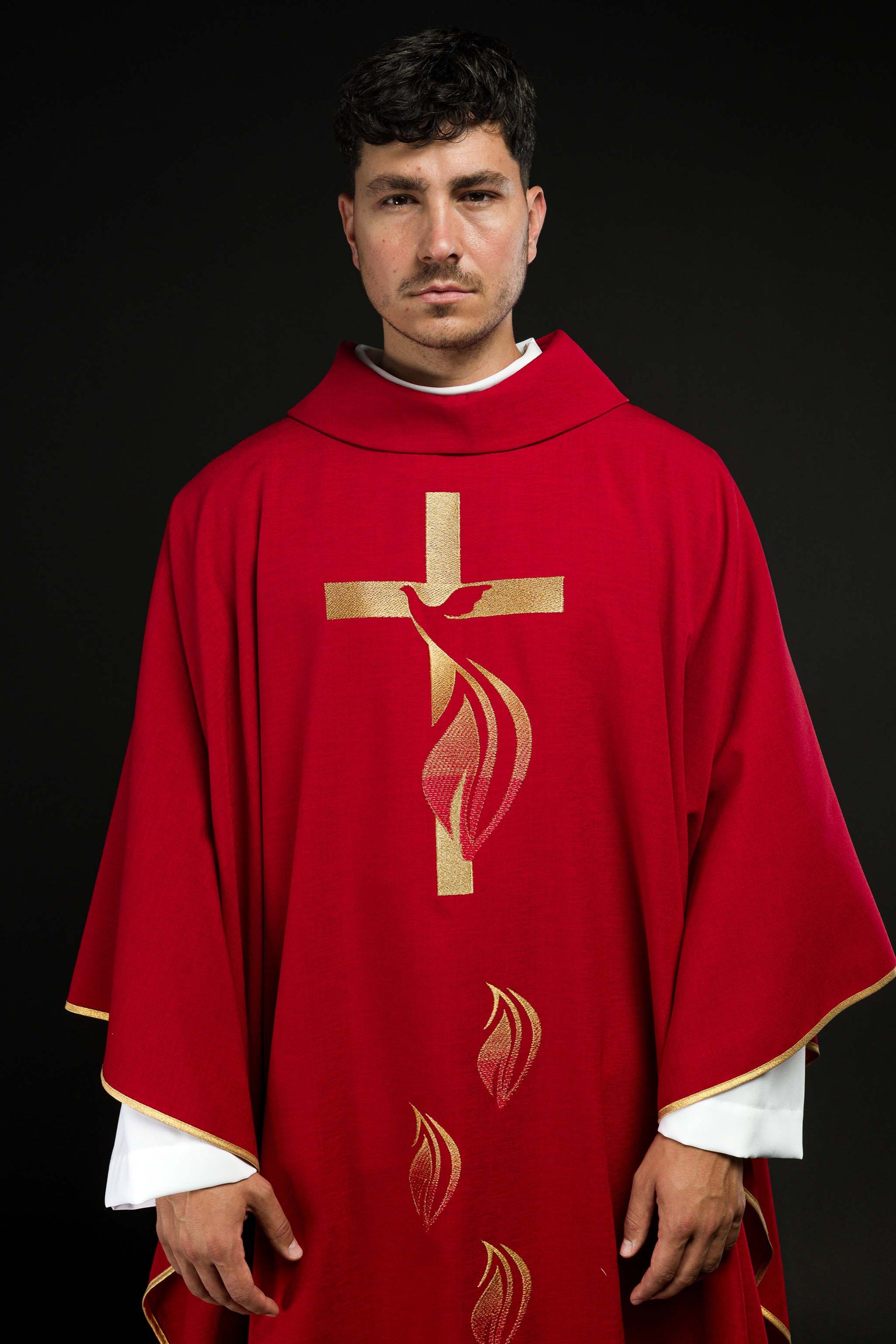 Casula  rossa e ricamo dello Spirito Santo