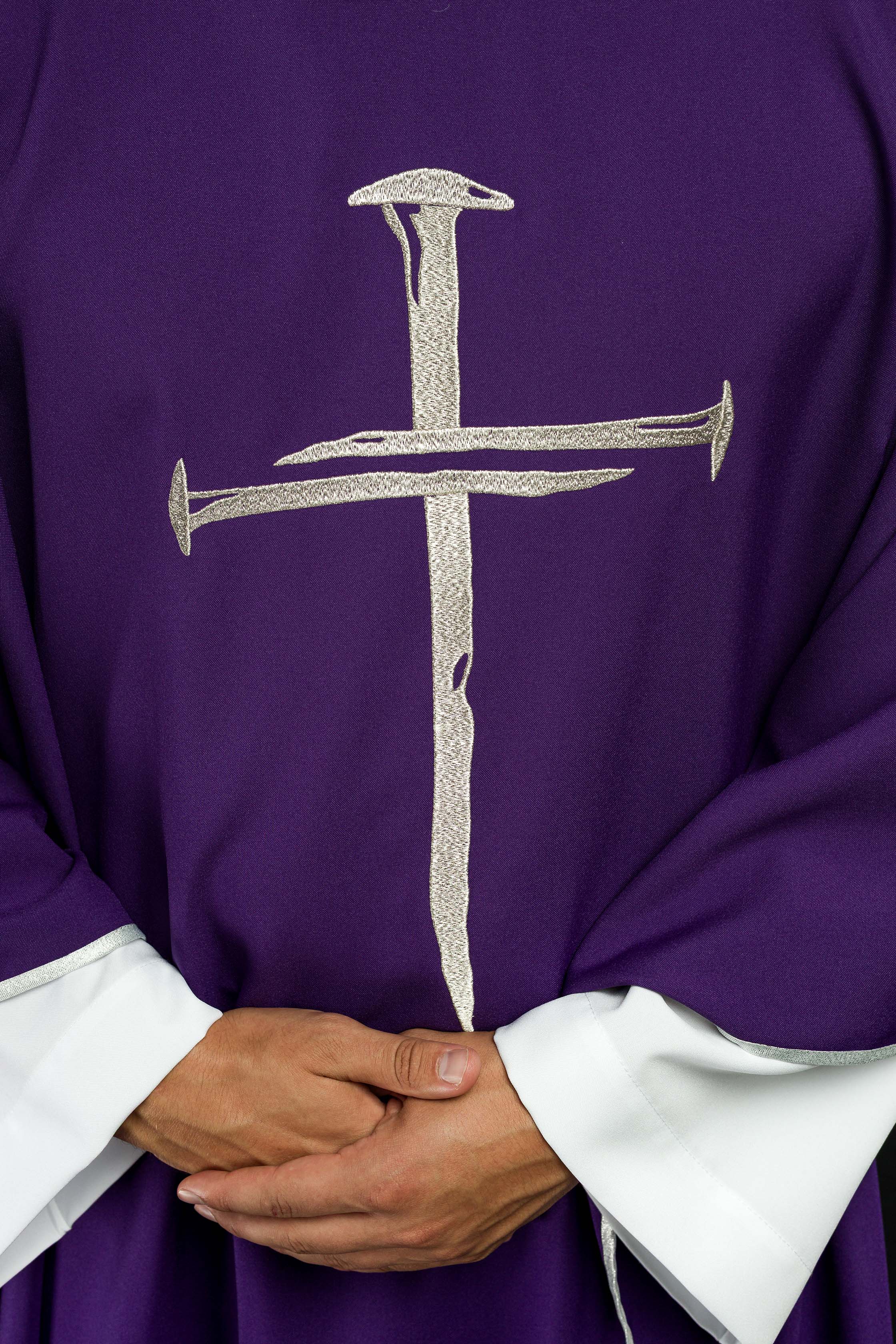 Casula Viola con ricamo Croce argentata Quaresima