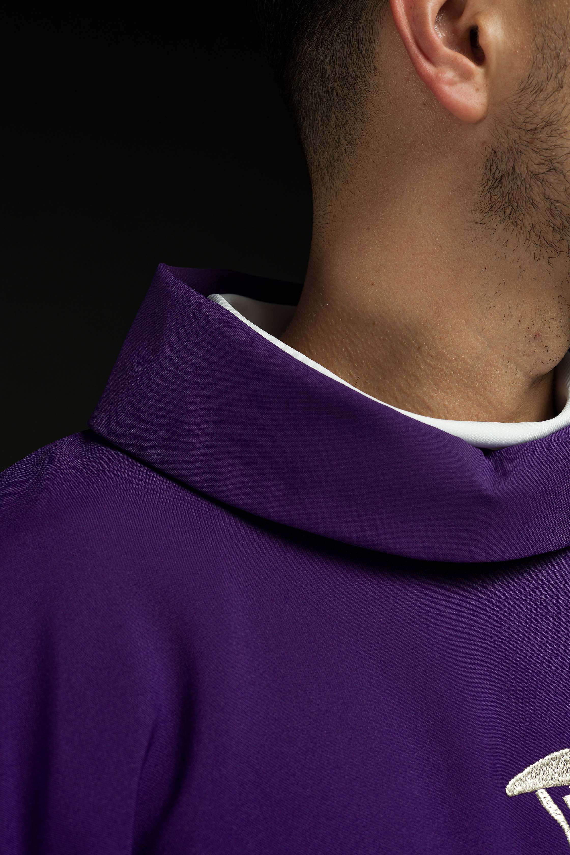 Casula Viola con ricamo Croce argentata Quaresima