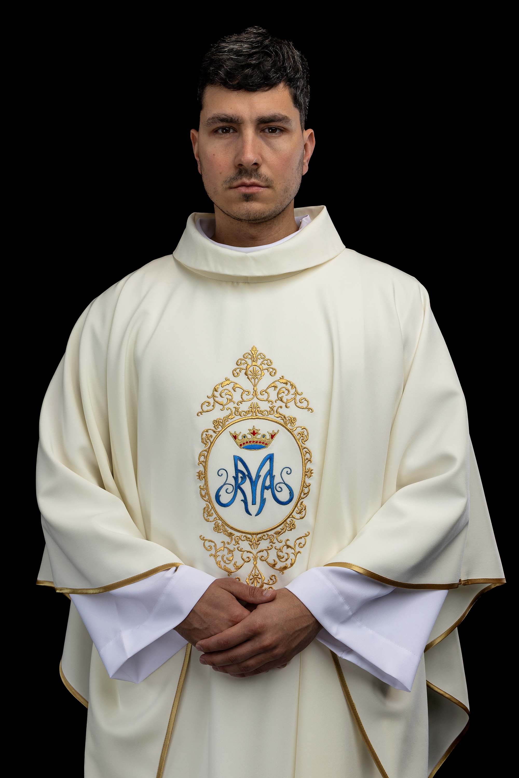 Casula con motivo mariano contornato da ricami dorati
