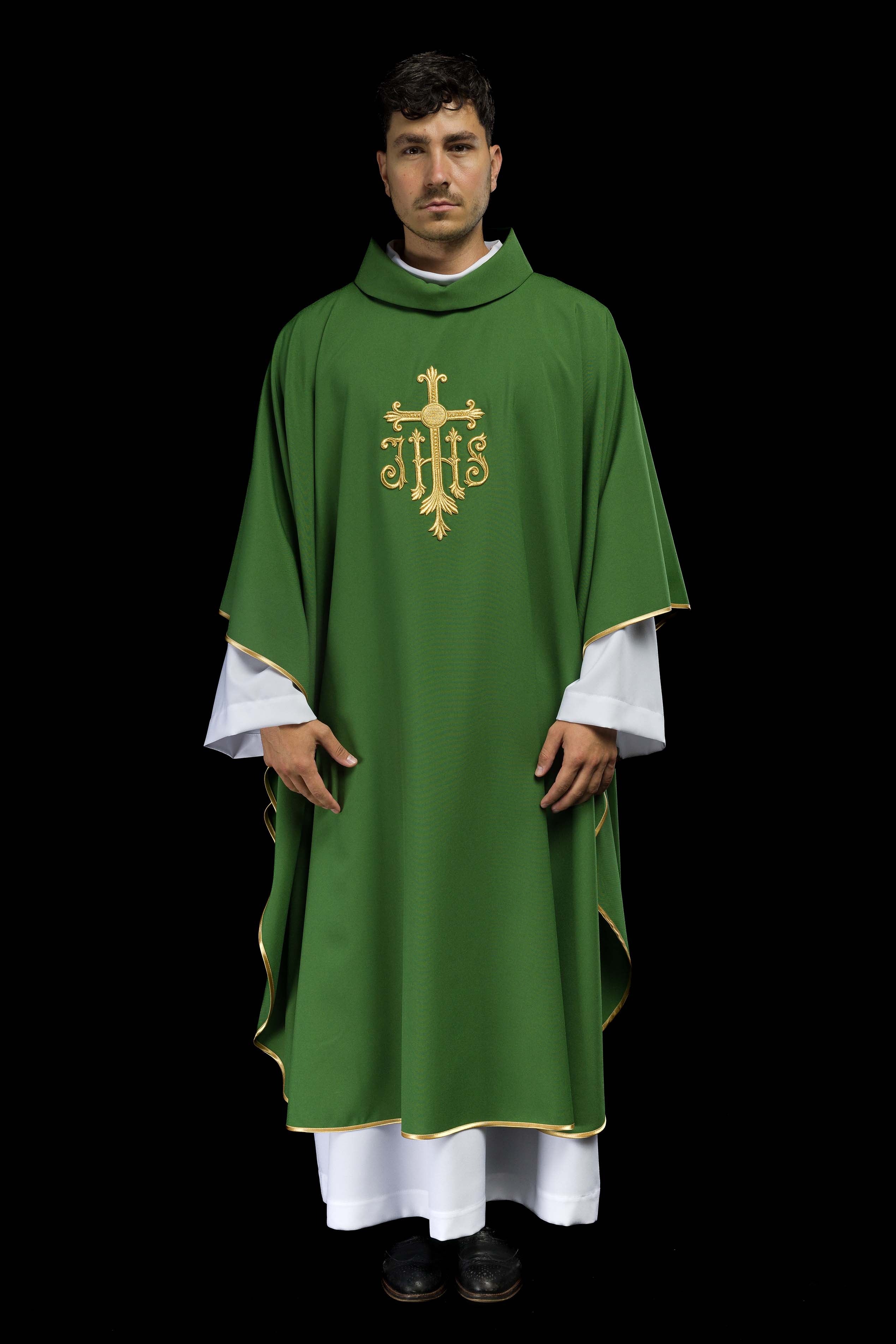 Casula verde con ricamo IHS in rilievo