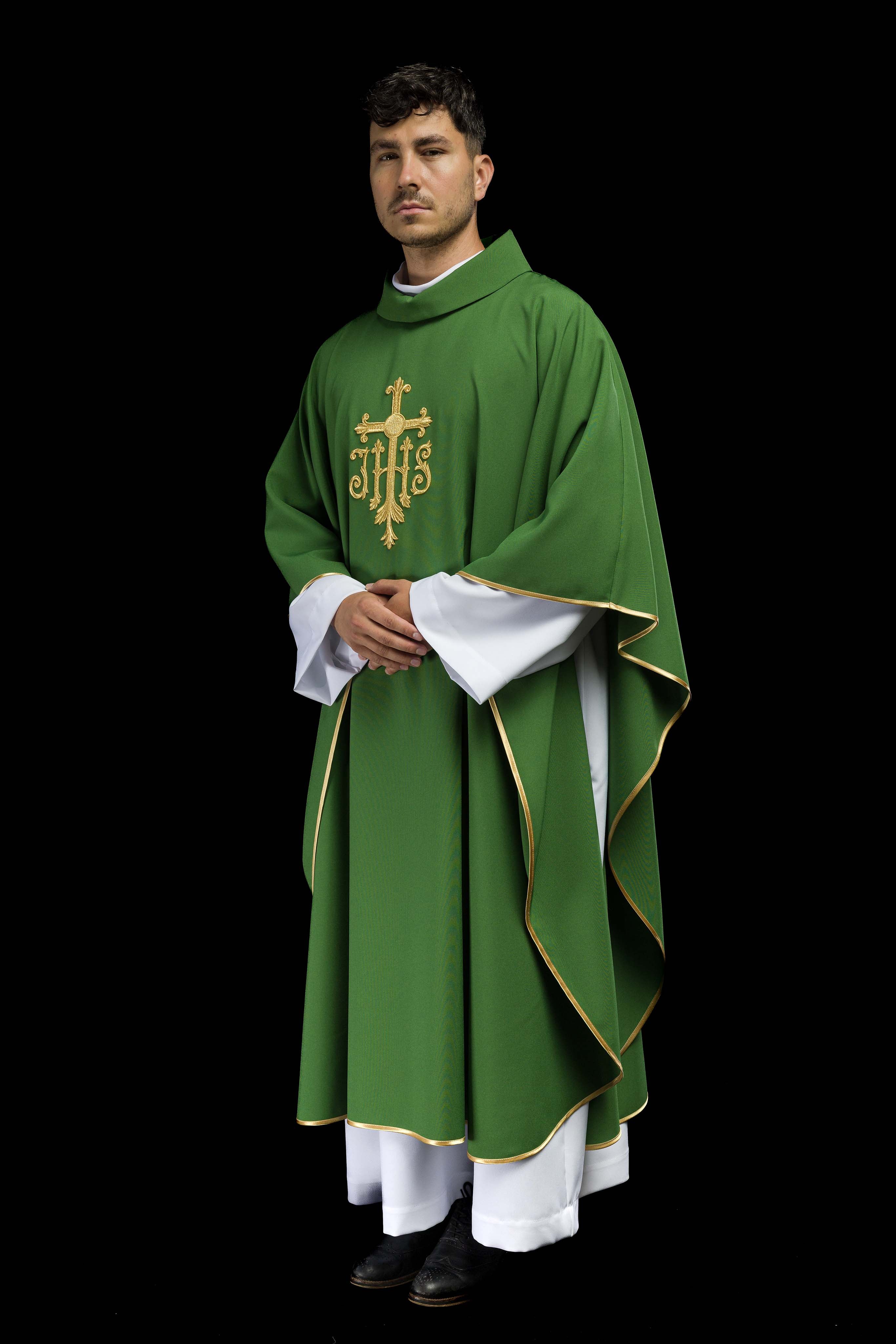 Casula verde con ricamo IHS in rilievo