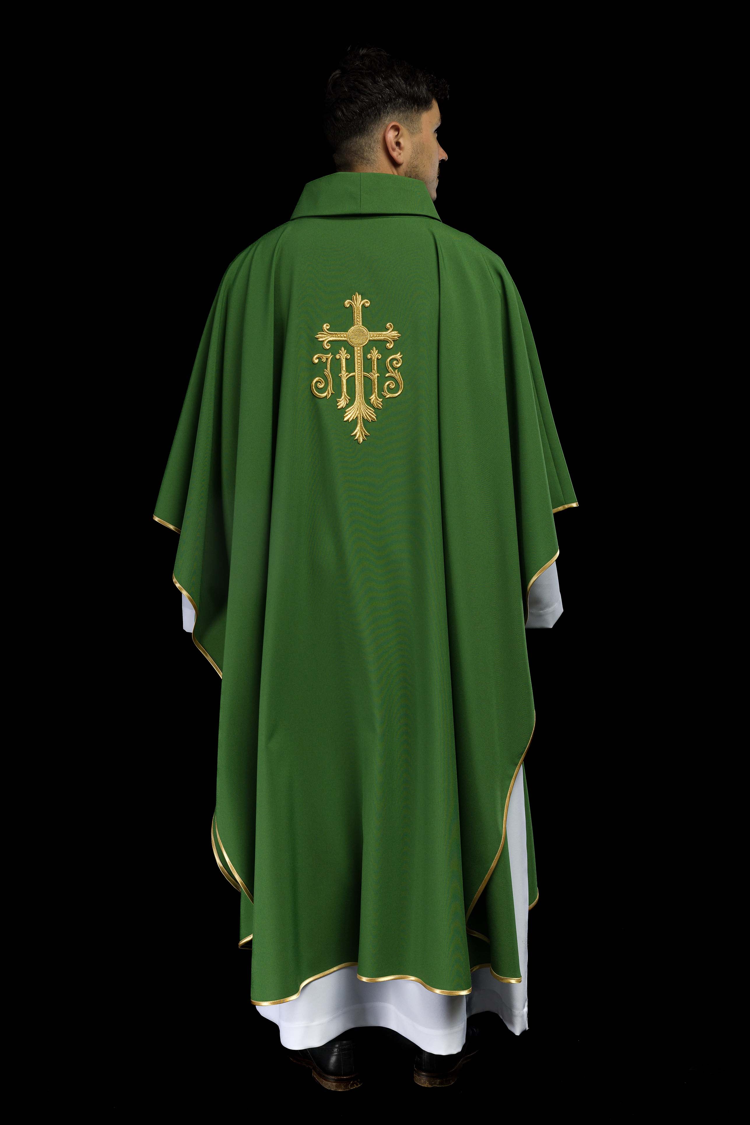 Casula verde con ricamo IHS in rilievo