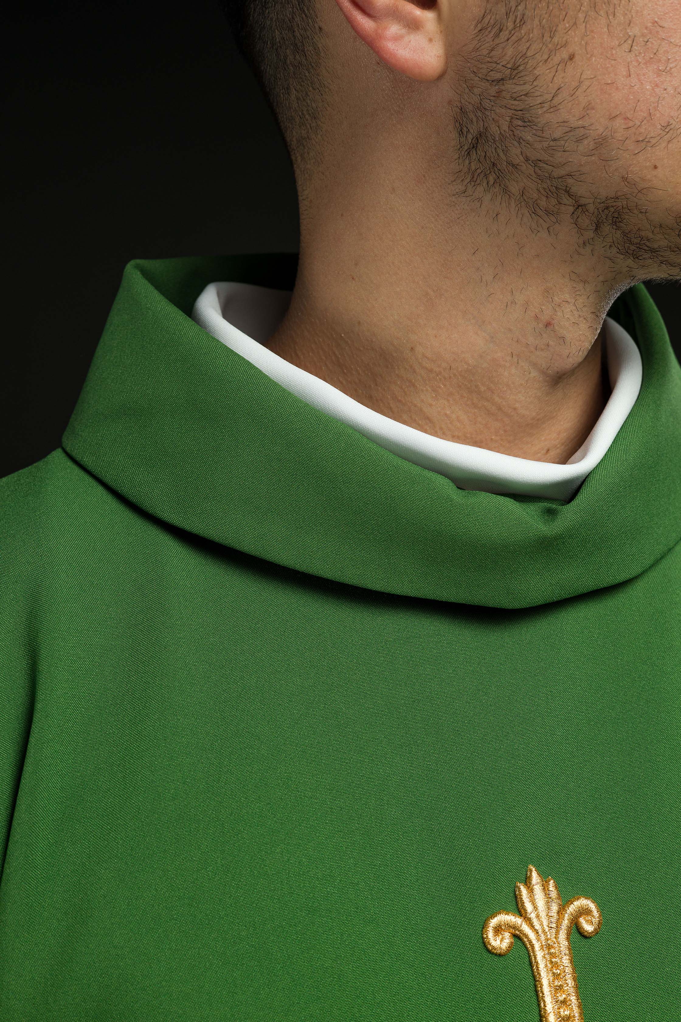 Casula verde con ricamo IHS in rilievo