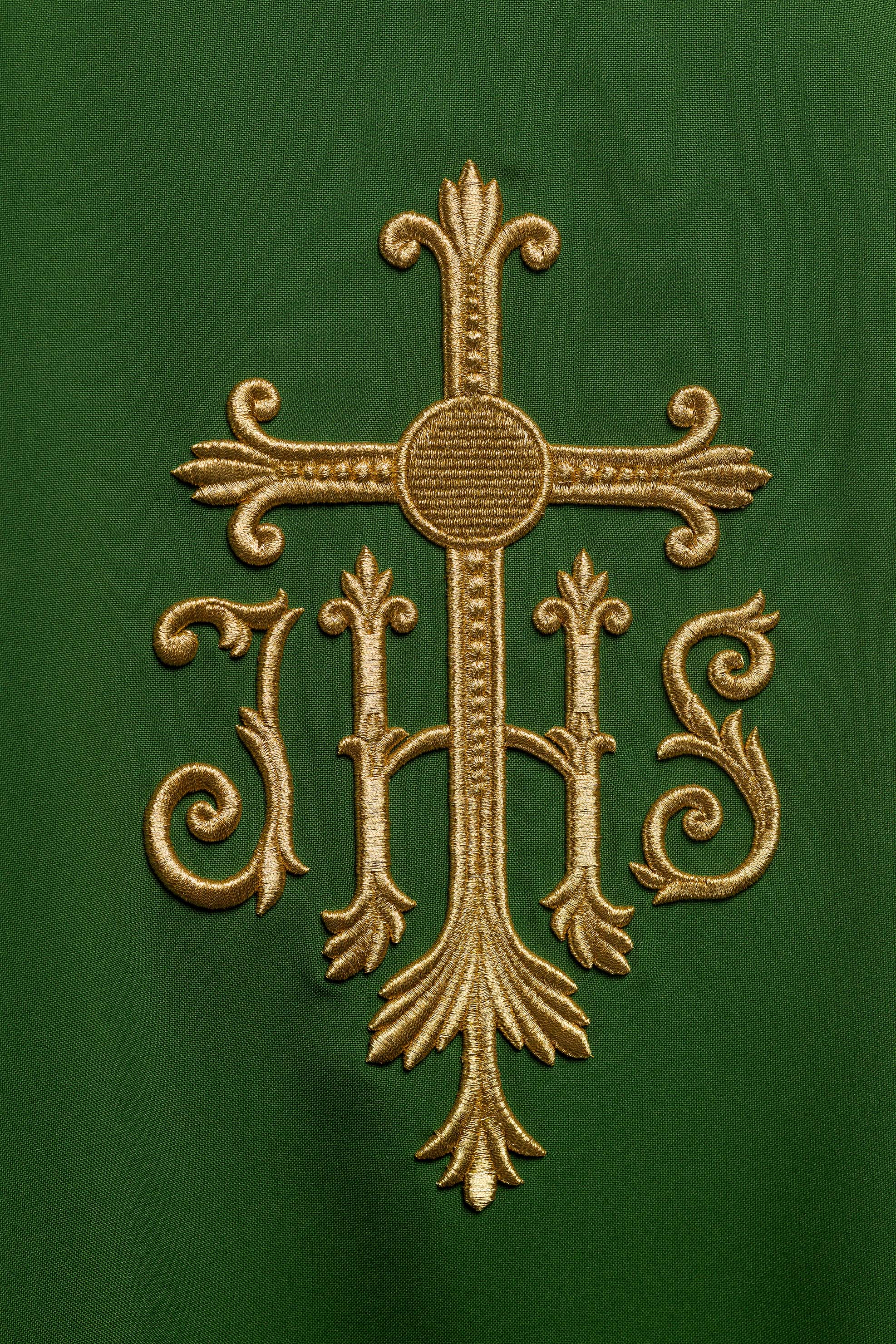 Casula verde con ricamo IHS in rilievo