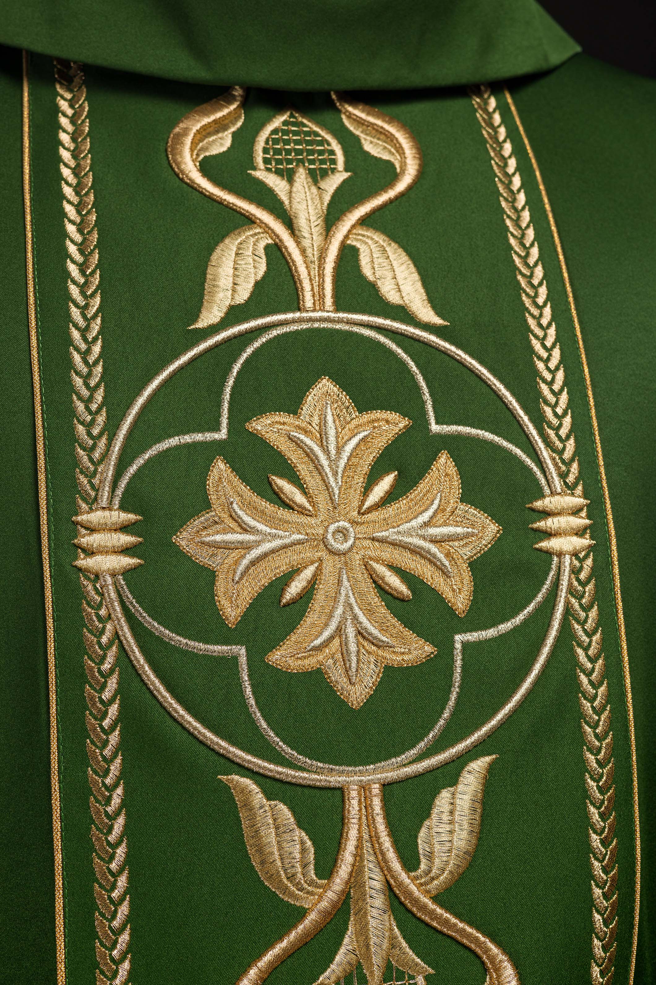 Casula ricamata Verde con Fascia Decorativa