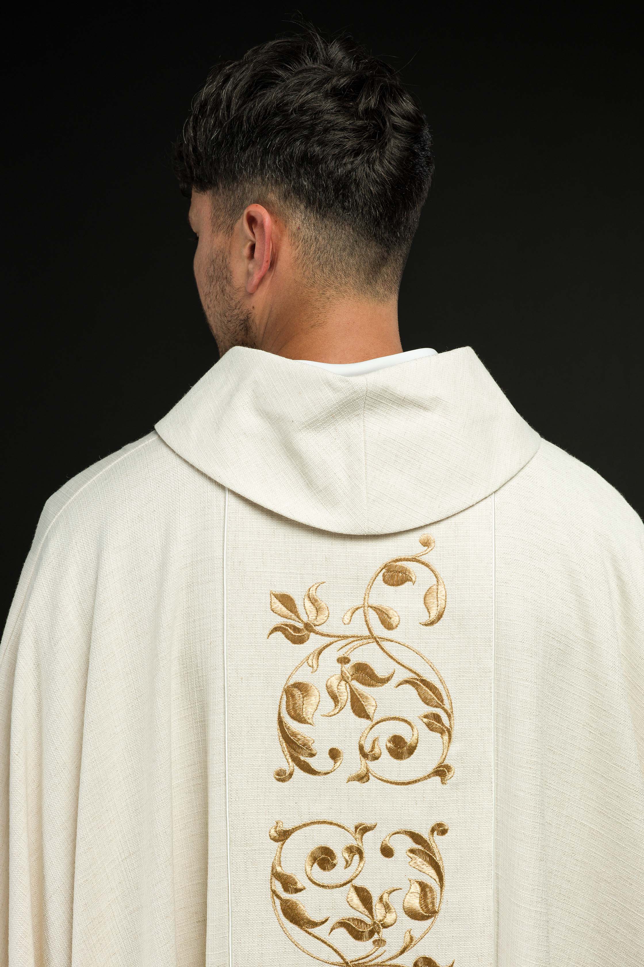 Casula ricamata con immagine della Sacra Famiglia tessuto naturale