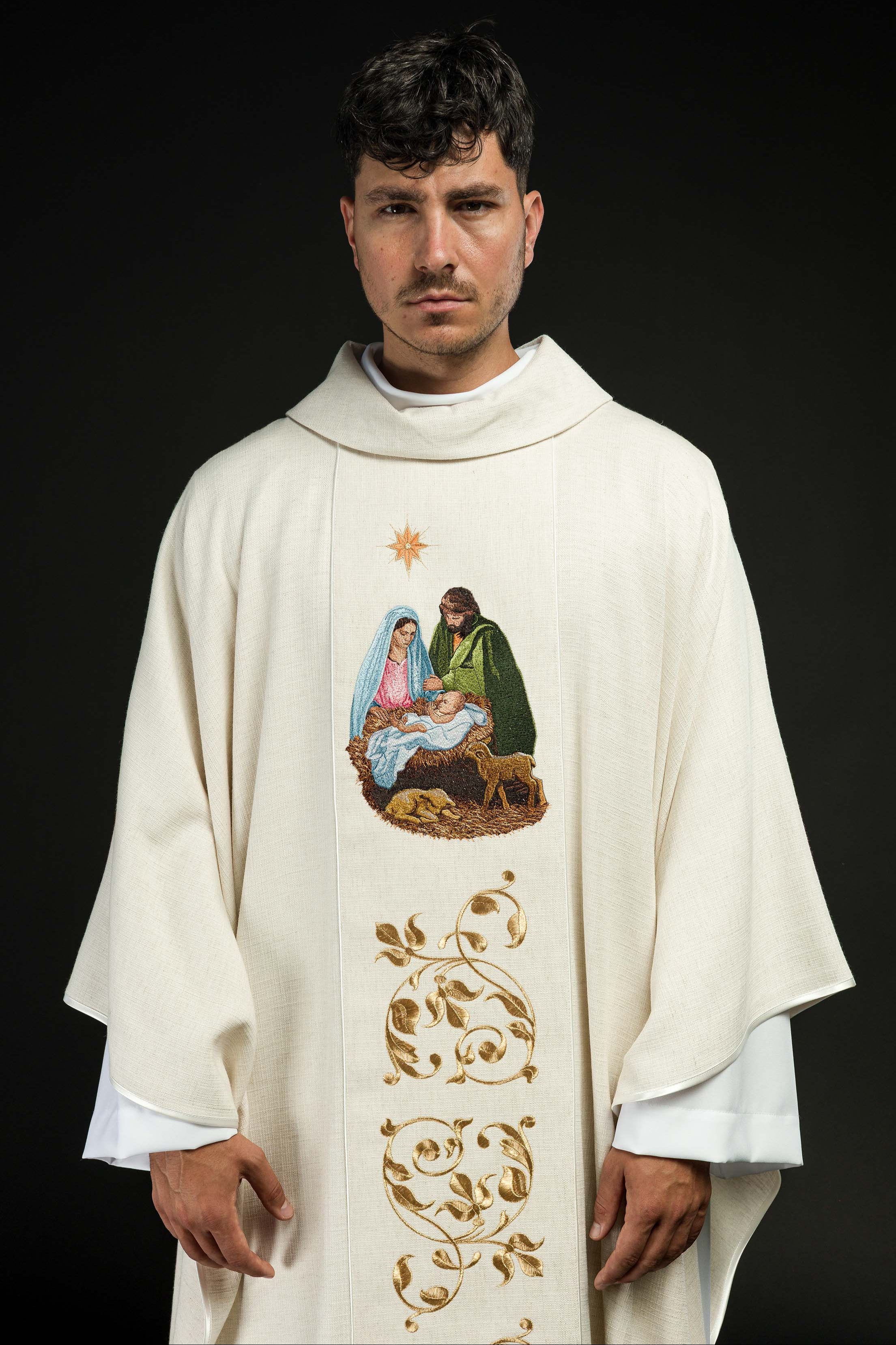 Casula ricamata con immagine della Sacra Famiglia tessuto naturale
