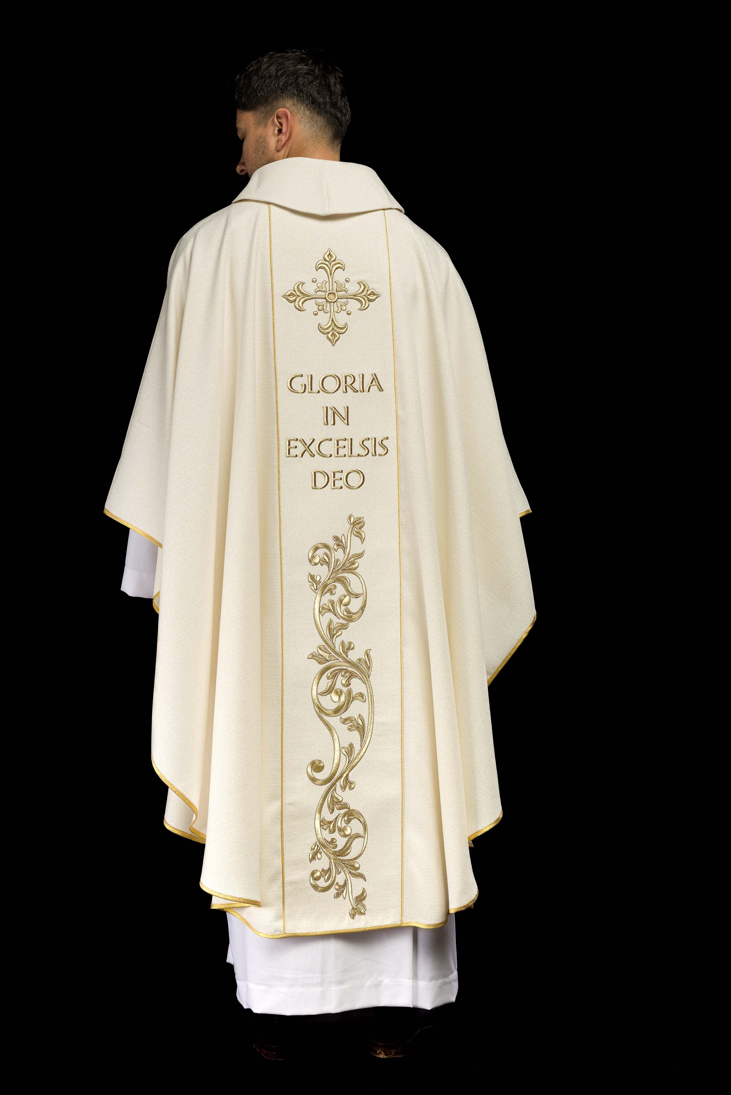 Casula natalizia ricamata con l'immagine della Sacra Famiglia
