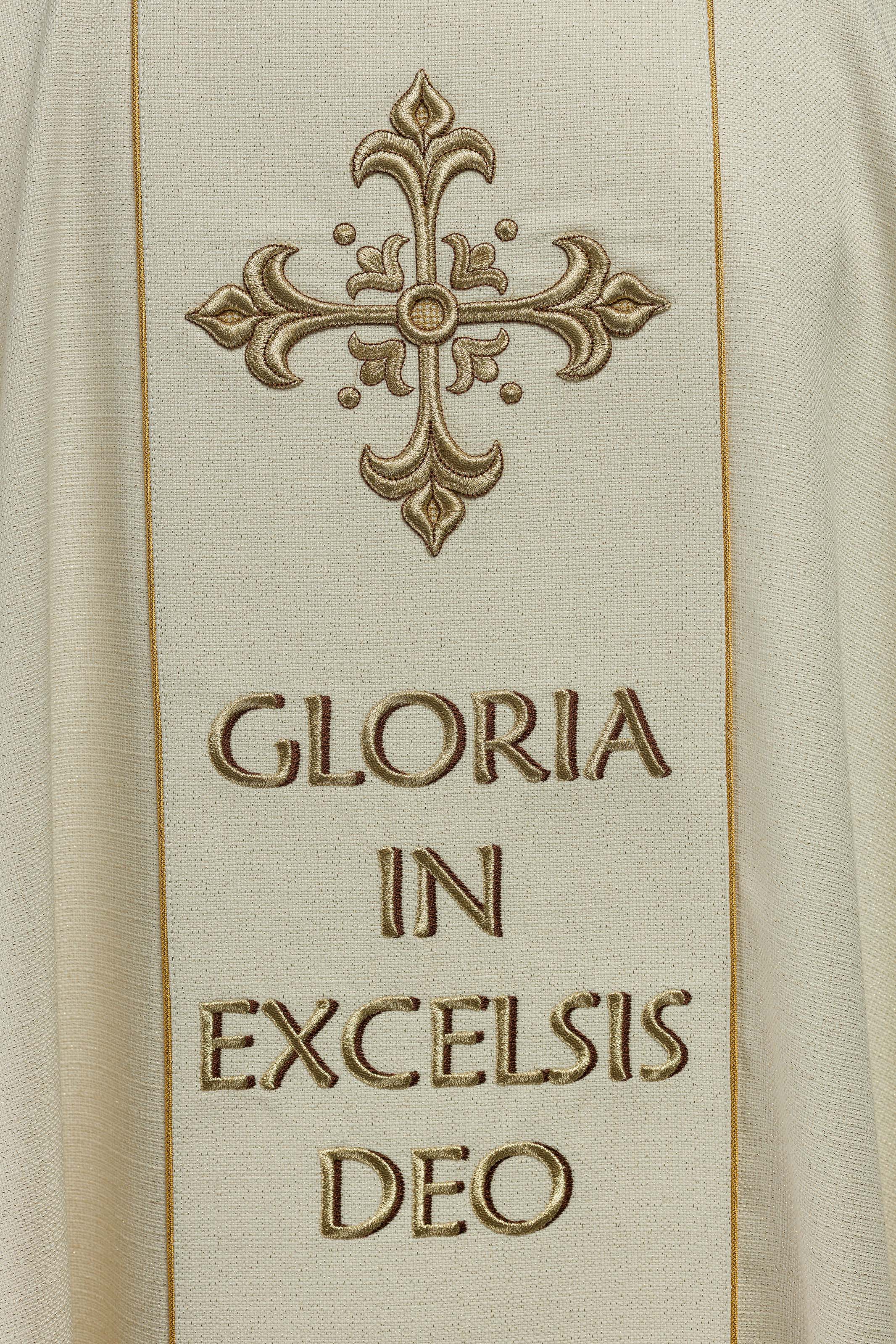 Casula natalizia ricamata con l'immagine della Sacra Famiglia