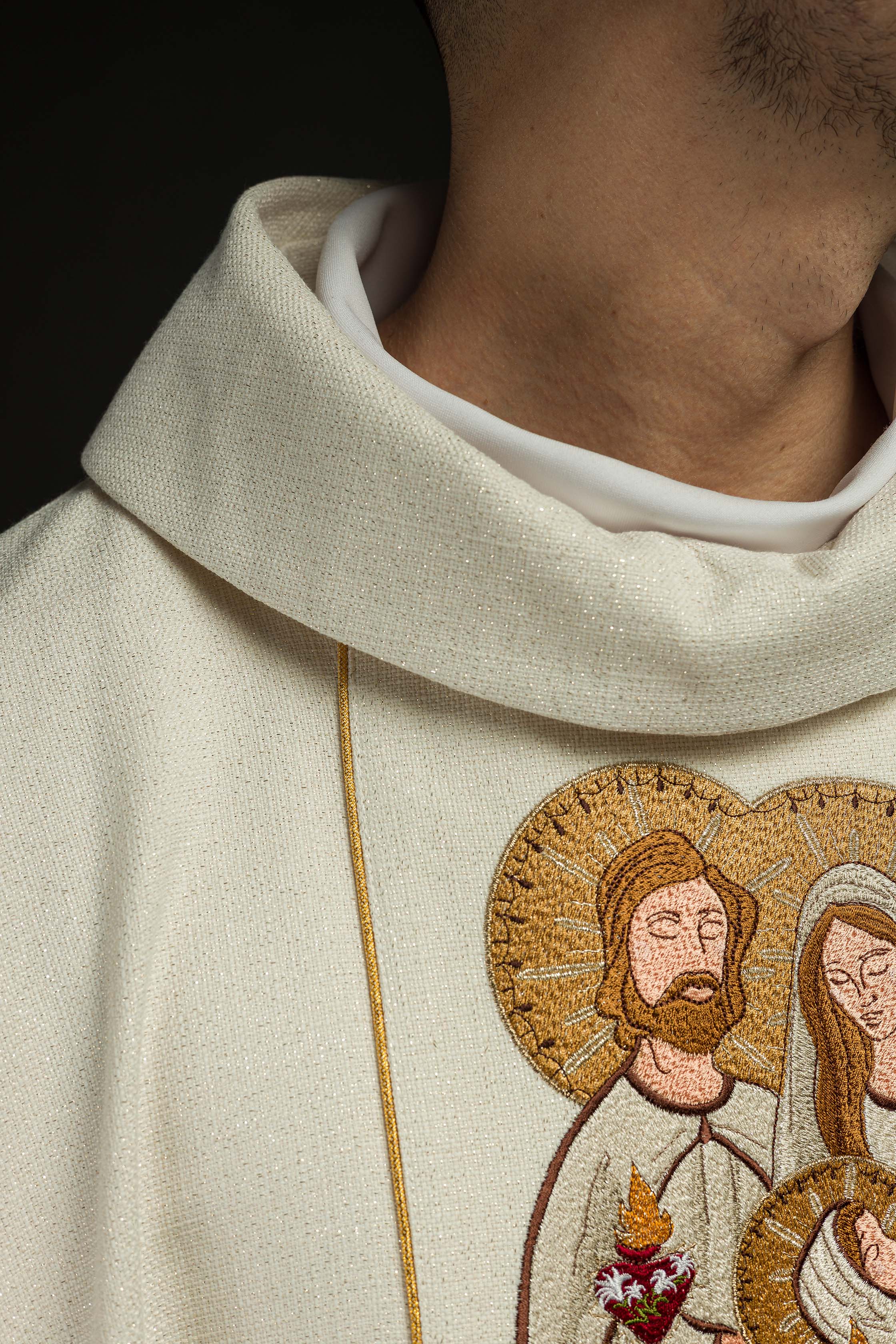 Casula natalizia ricamata con l'immagine della Sacra Famiglia