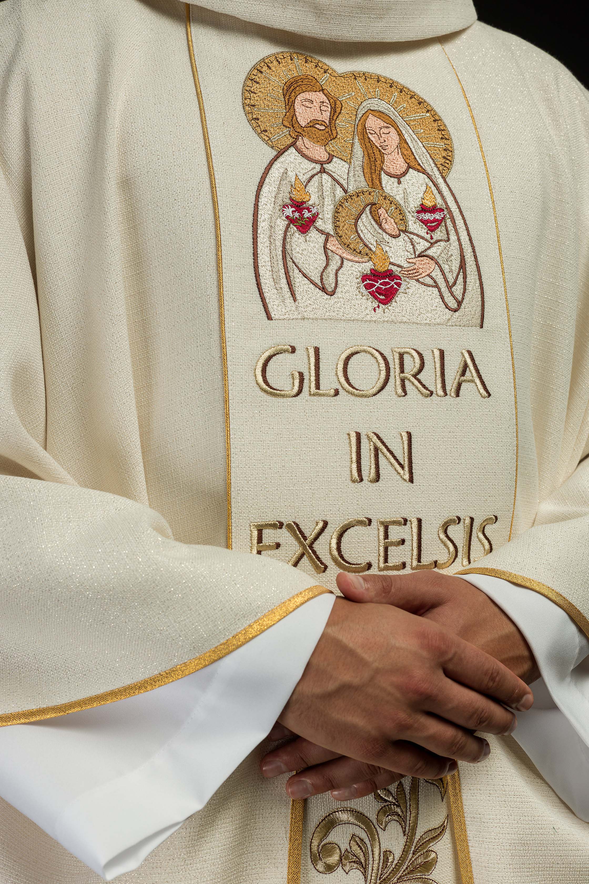 Casula natalizia ricamata con l'immagine della Sacra Famiglia