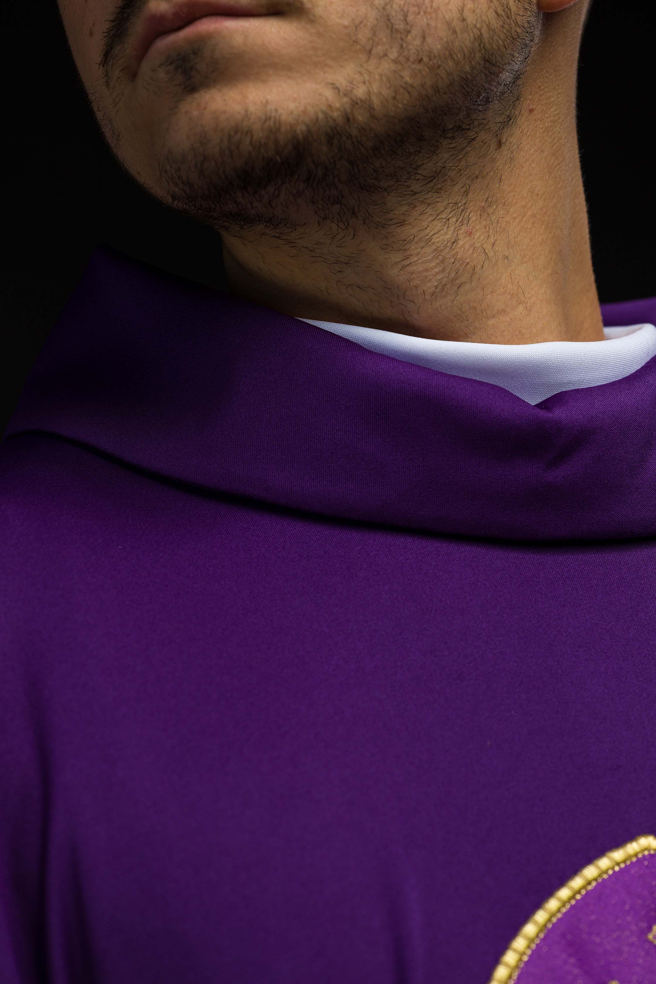 Casula ricamata IHS maglia leggera SACROLITE