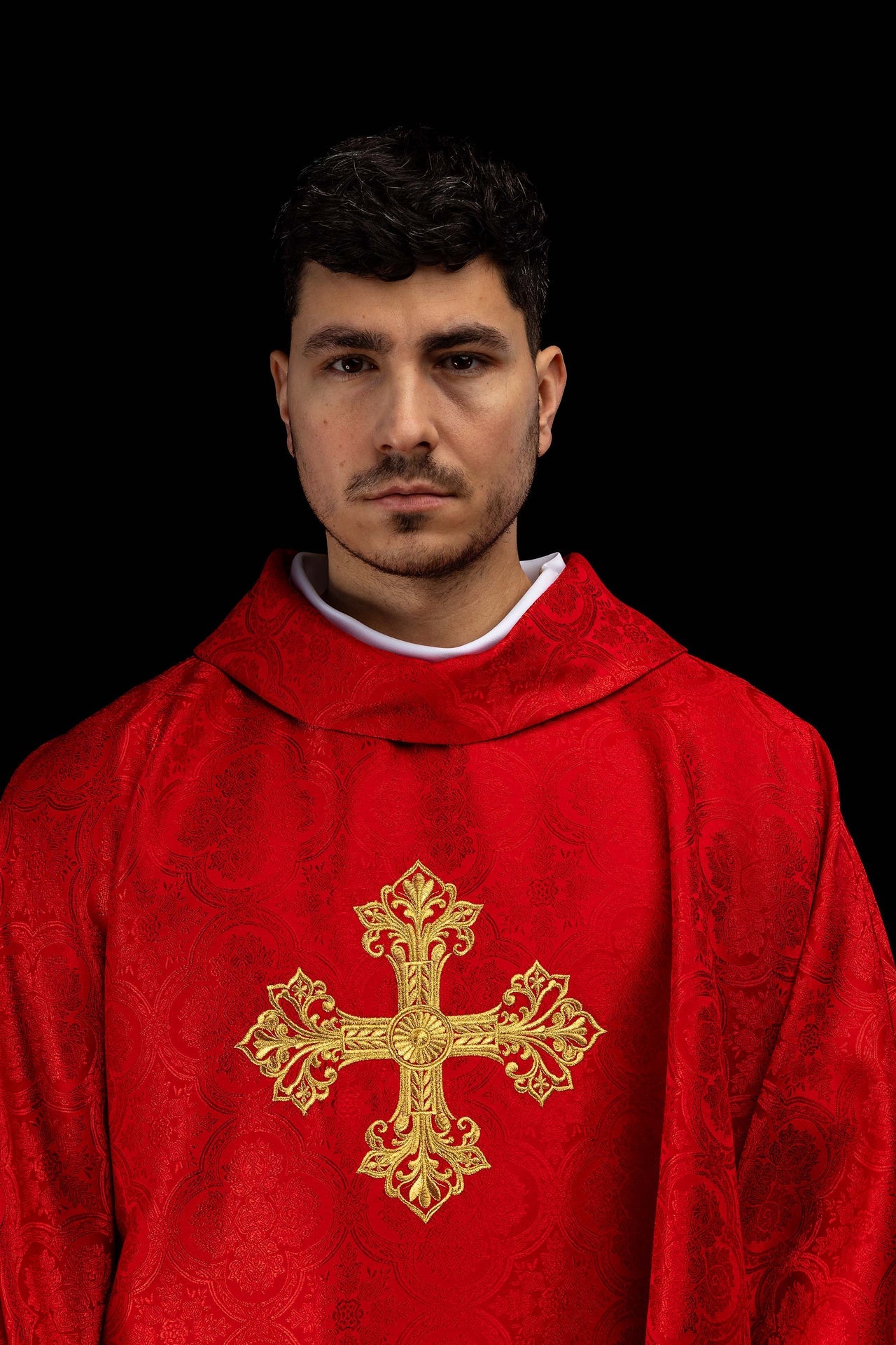 Casula rossa con croce in tessuto jacquard