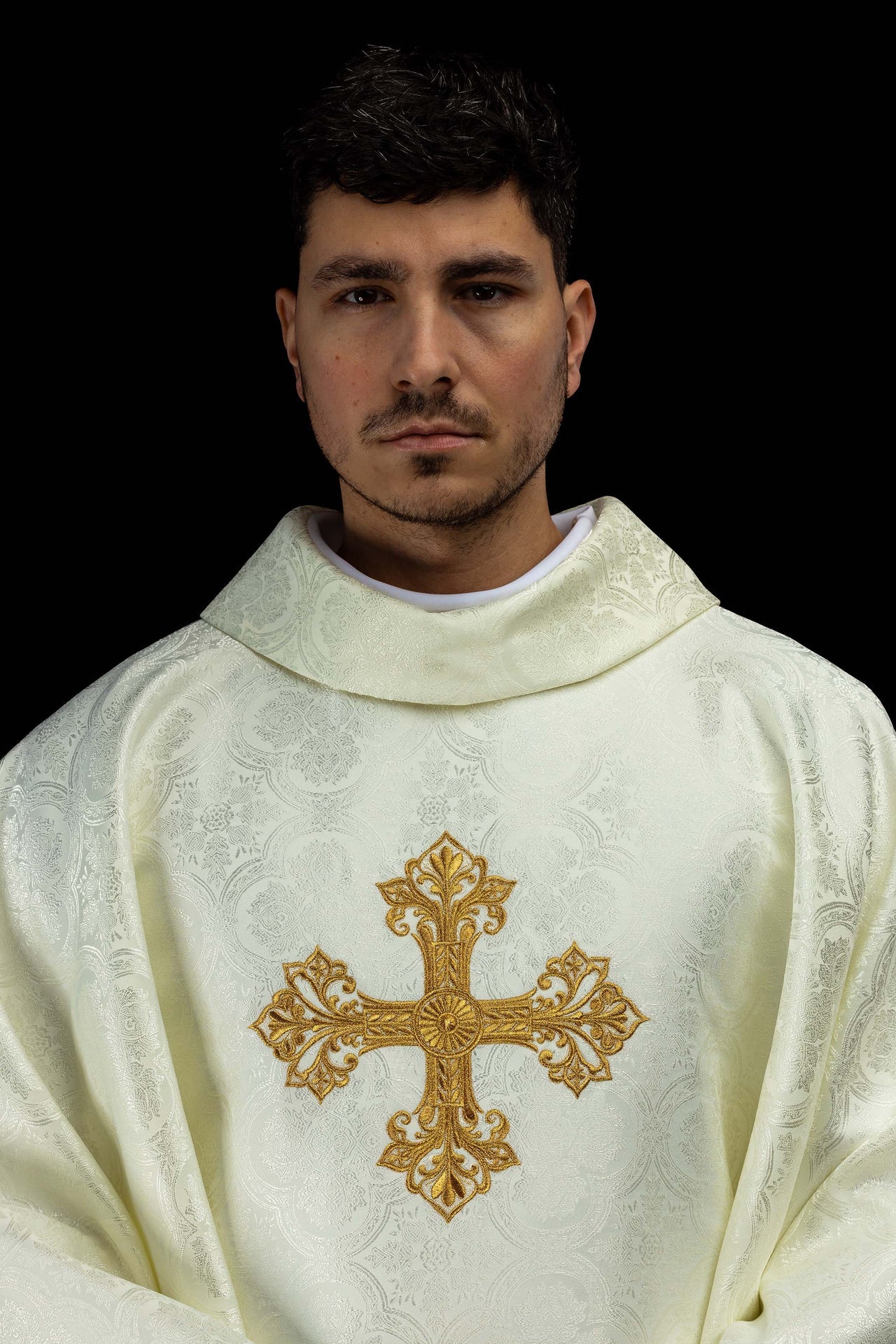 Casula color ecru con croce in tessuto jacquard