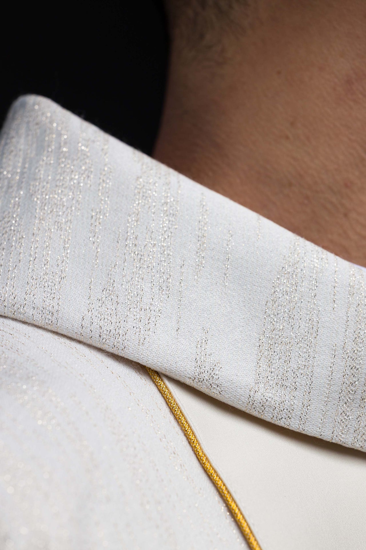 Casula ricamata con fascia e Croci di Gerusalemme – Ecru