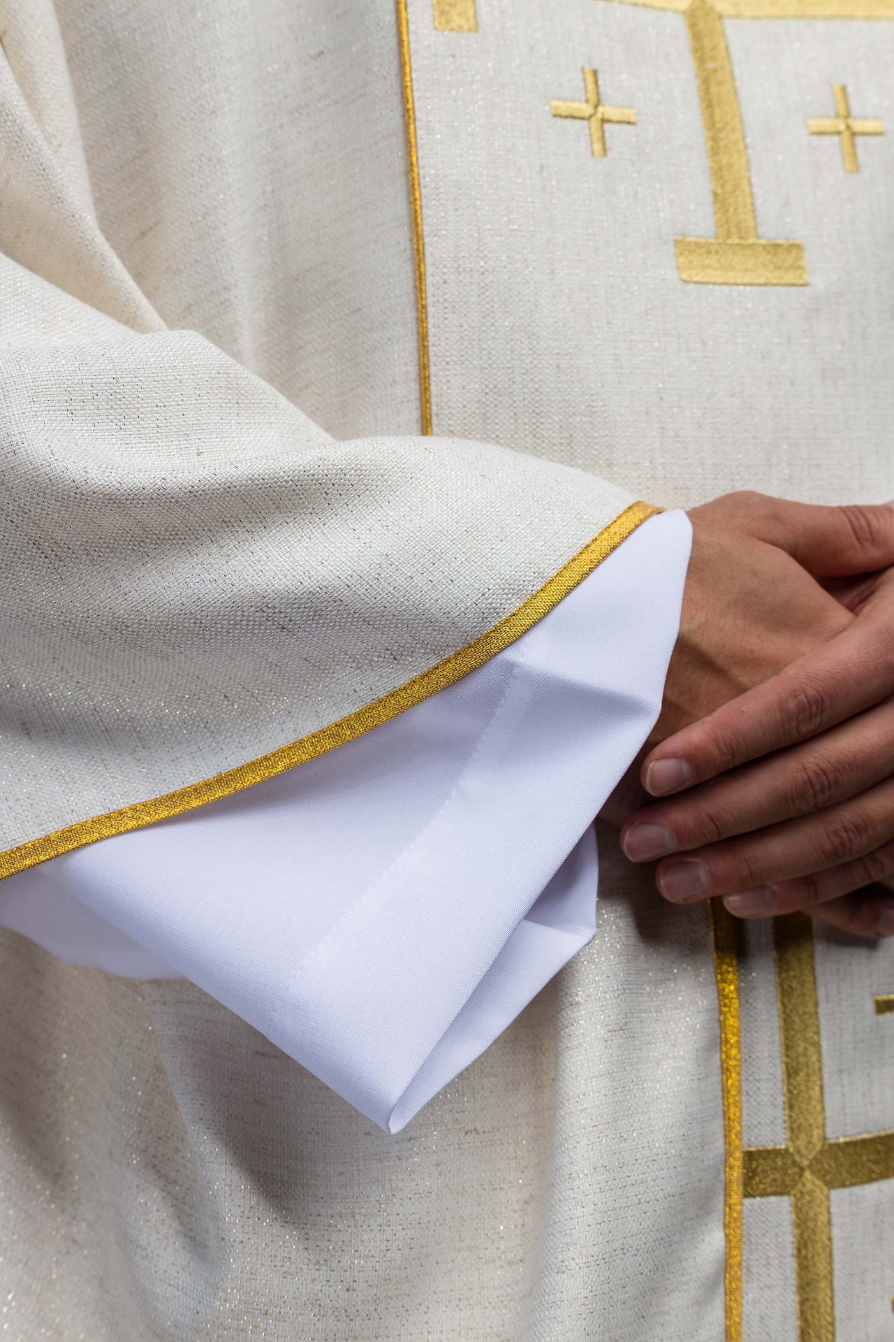 Casula ricamata con la Croce di Gerusalemme – ecru