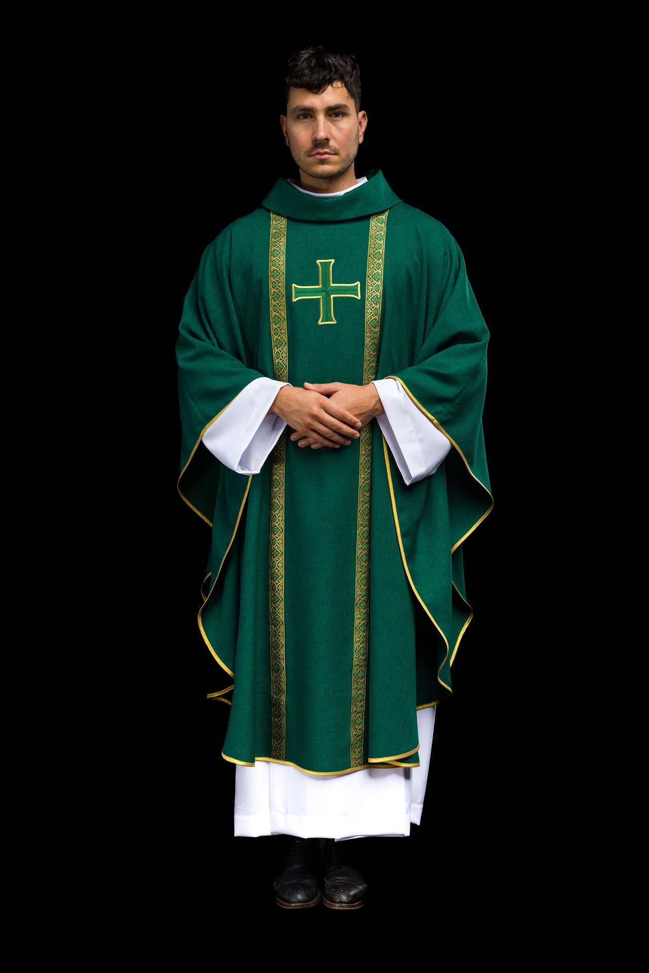 Casula liturgica verde con croce ricamata e bande jacquard