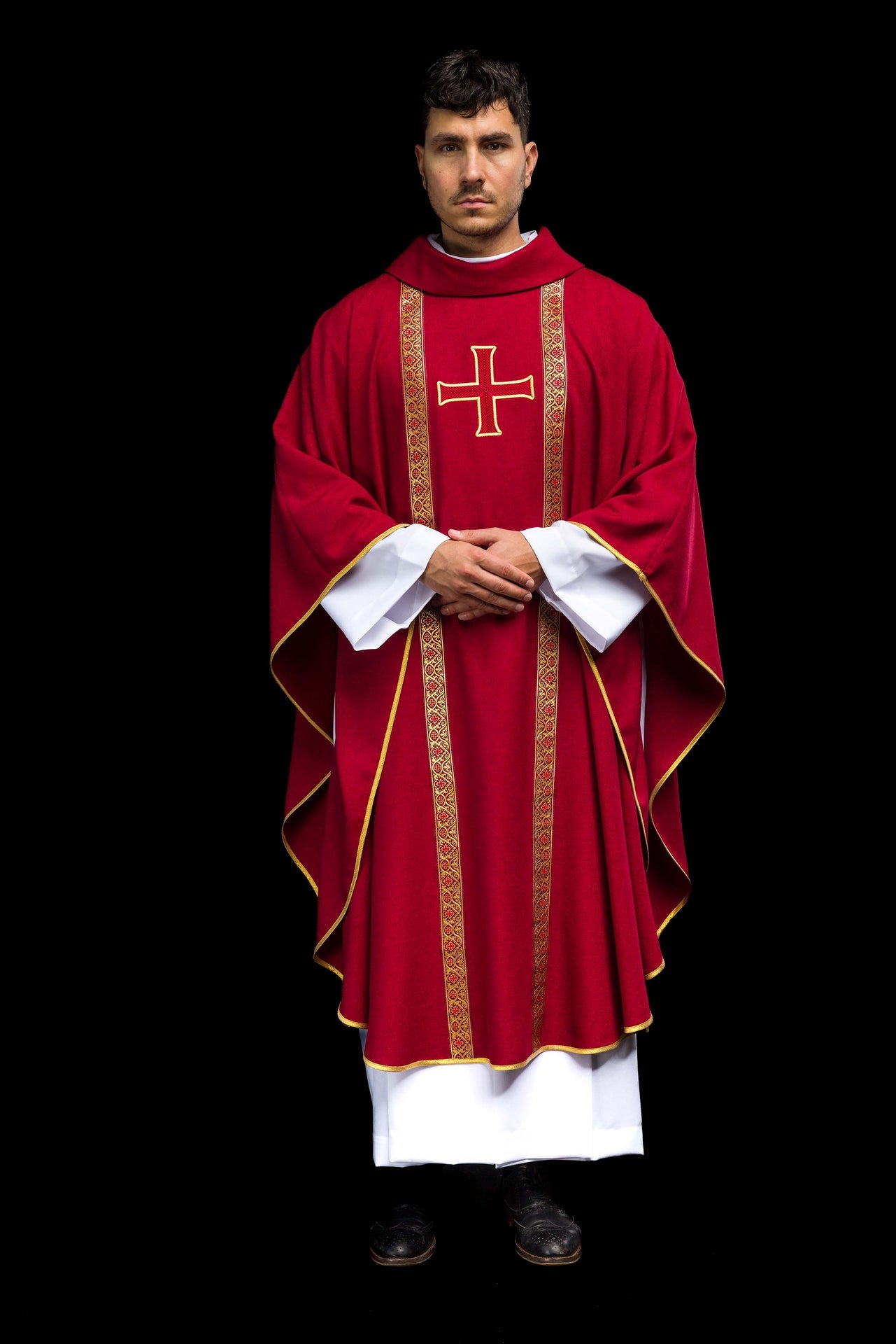 Casula liturgica rossa con croce ricamata e bande jacquard