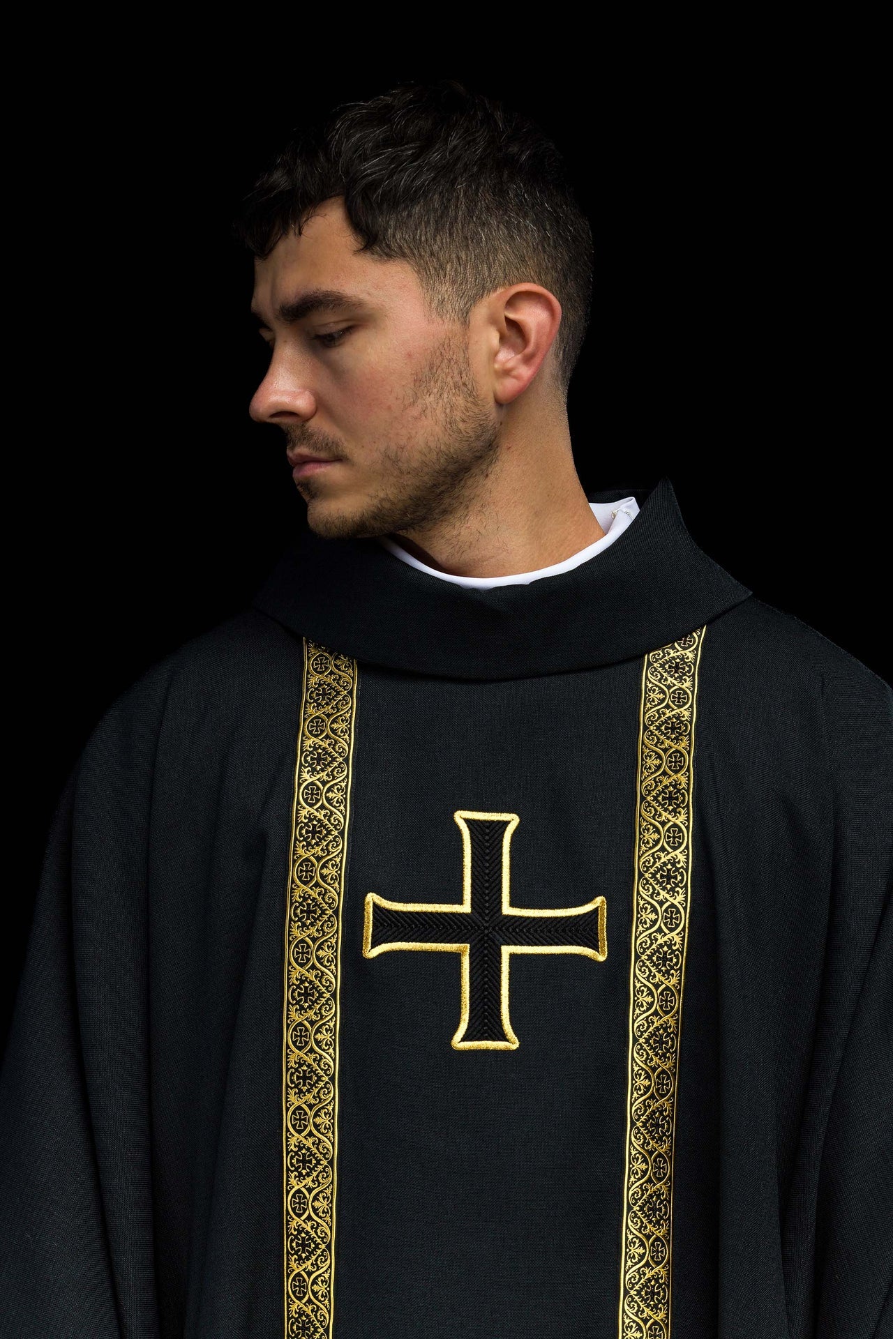 Casula liturgica nera con croce ricamata e bande jacquard