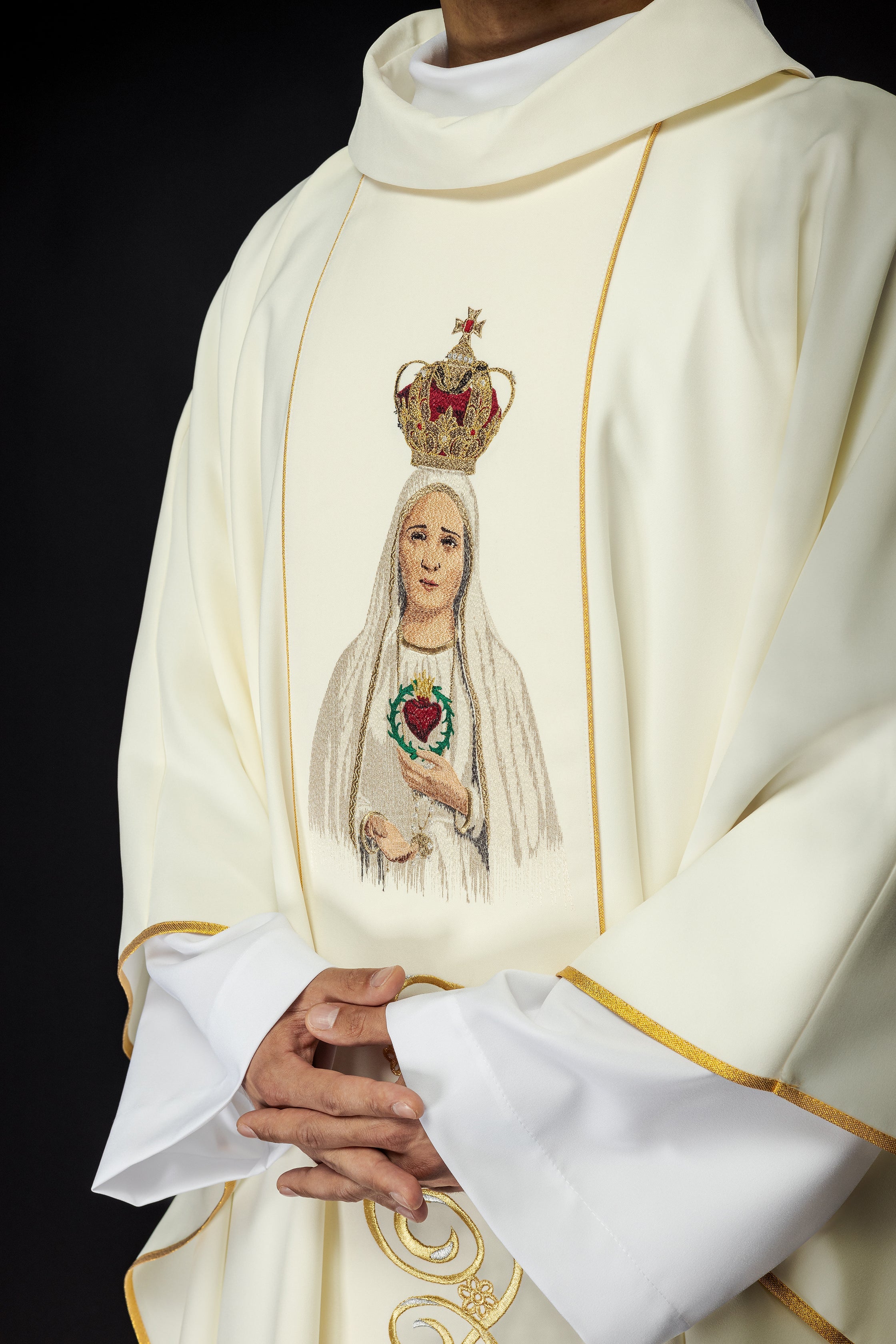 Casula bianco con ricamata l'immagine della Madonna di Fatima