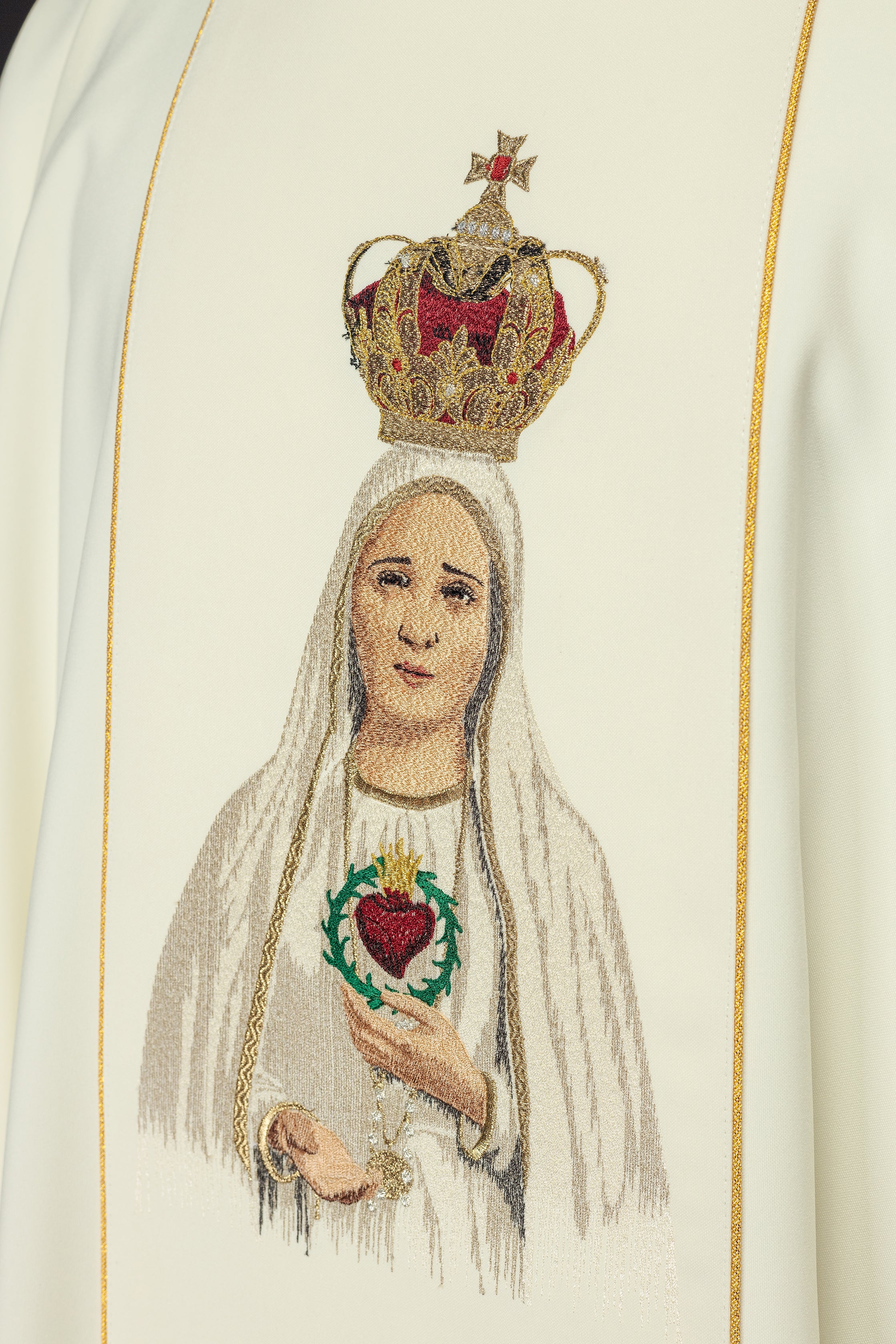 Casula bianco con ricamata l'immagine della Madonna di Fatima