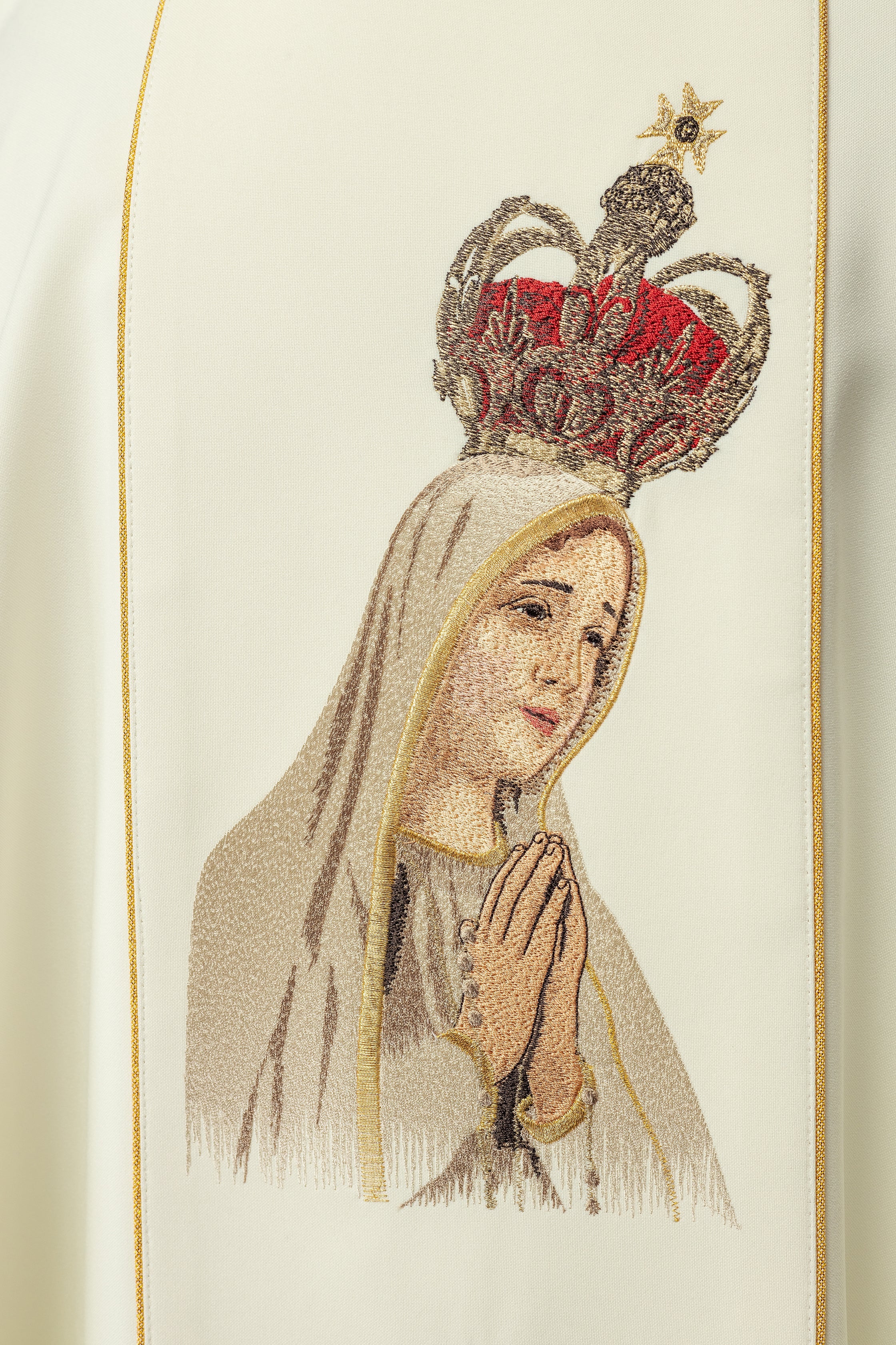 Casula ricamata con l'immagine della Madonna di Fatima