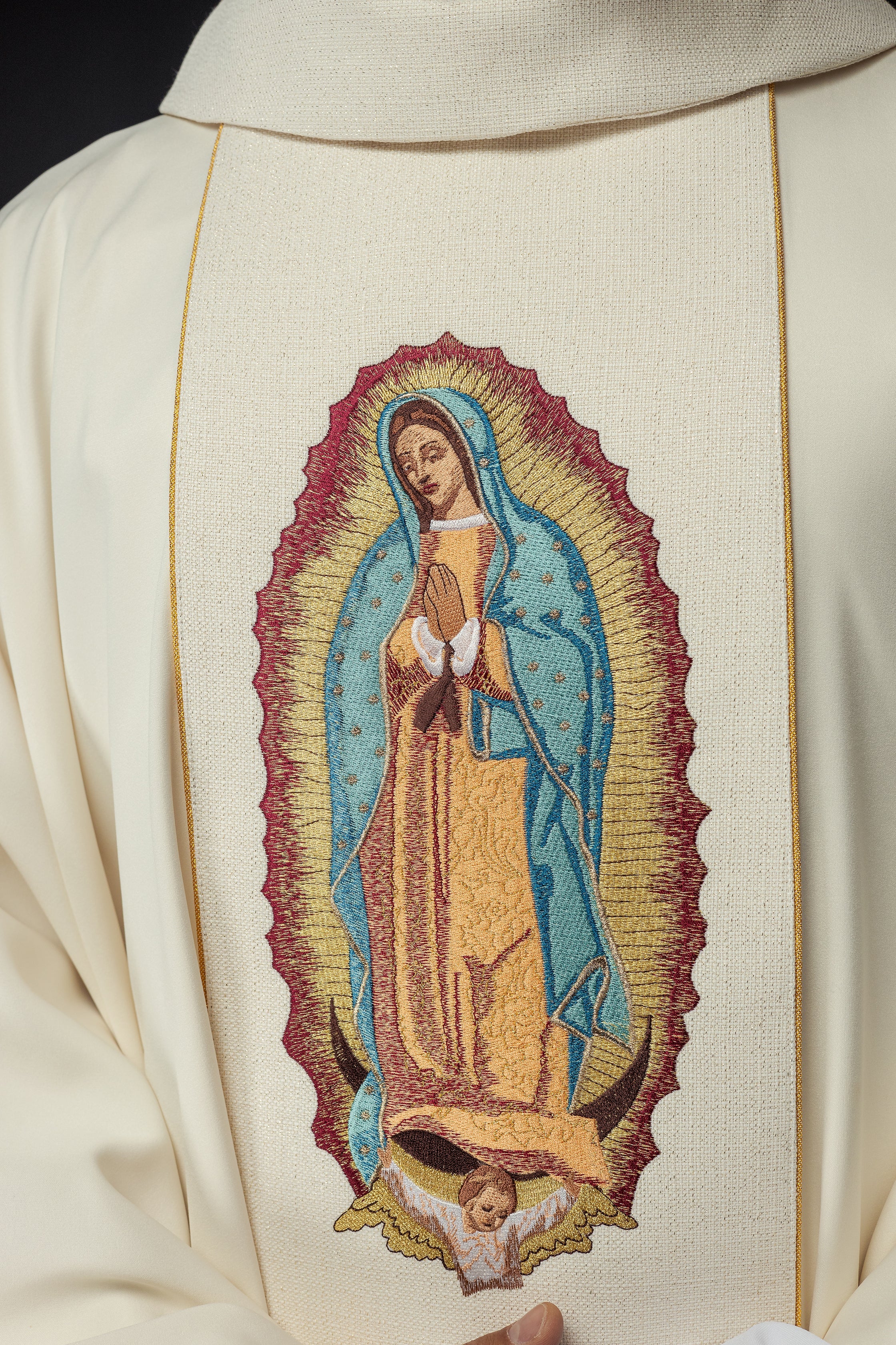 Casula bianco con l'immagine della Madonna di Guadalupe