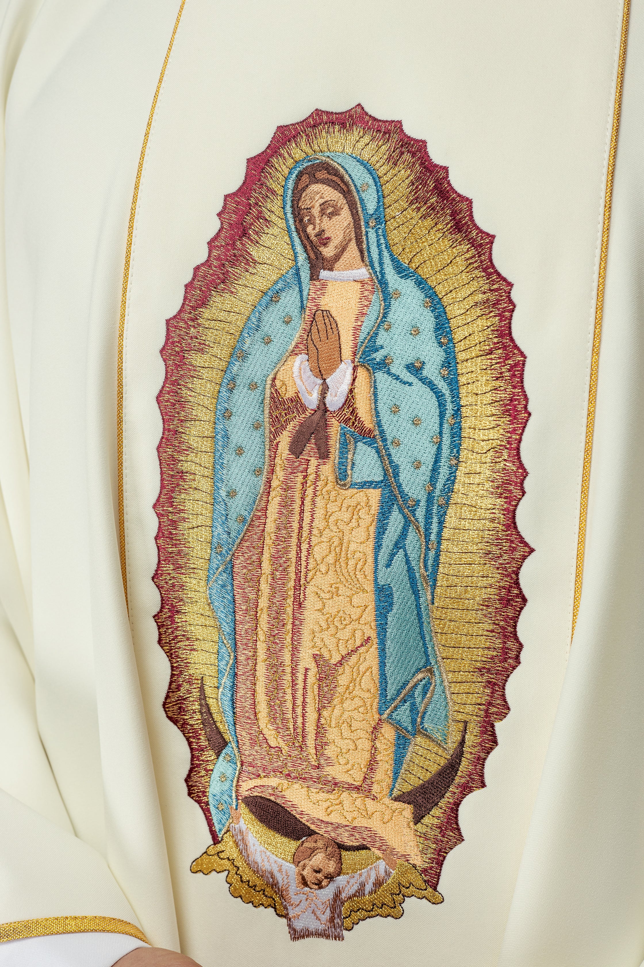 Casula ricamata con l'immagine della Madonna di Guadalupe