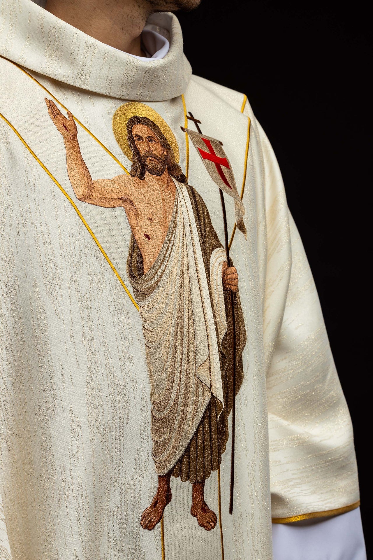 Ornat haftowany z wizerunkiem Jezusa Zmartwychwstałego i Baranka Wielkanocnego - ORNATY.PL
