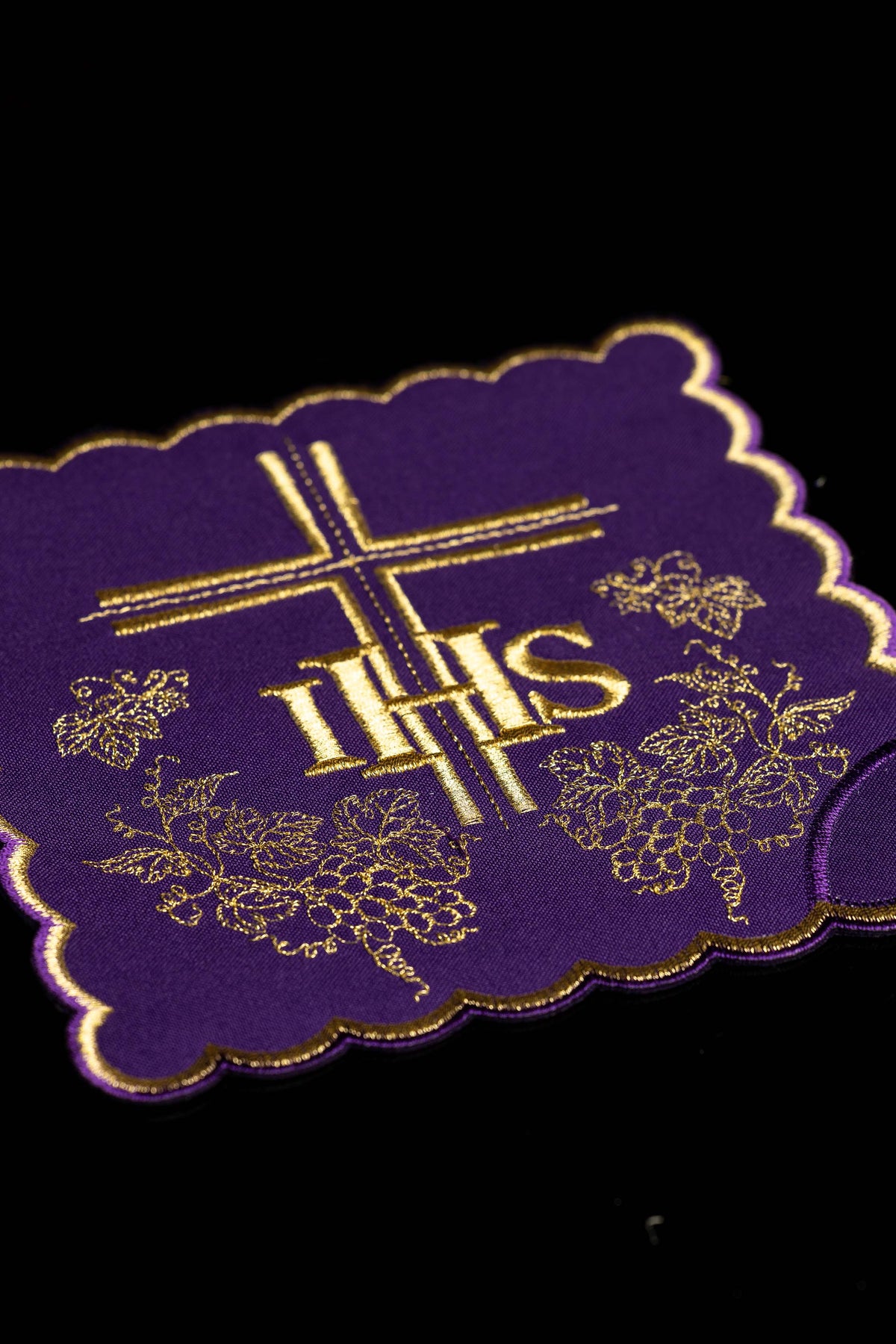 Set di quattro palle da calice ricamate con motivo IHS, croce e vite