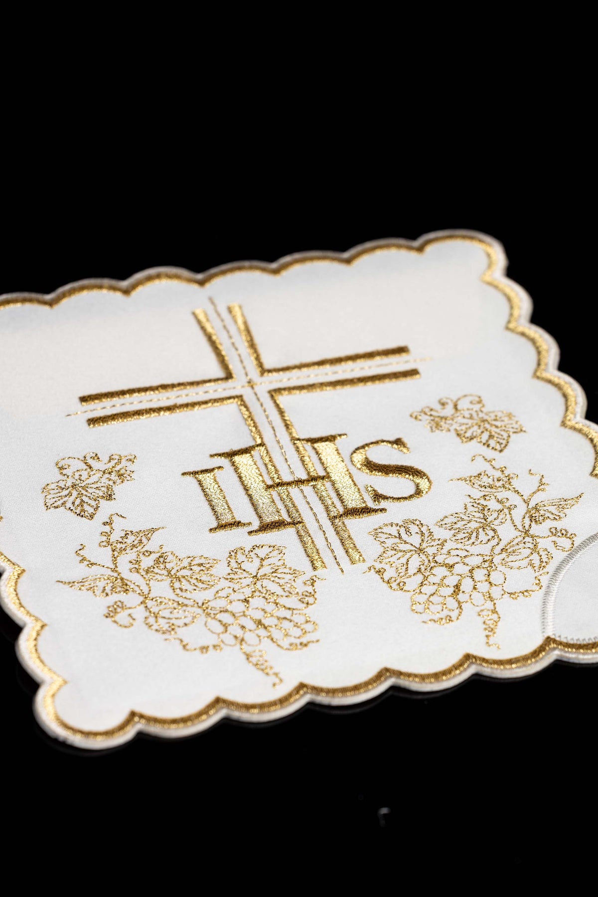 Set di quattro palle da calice ricamate con motivo IHS, croce e vite