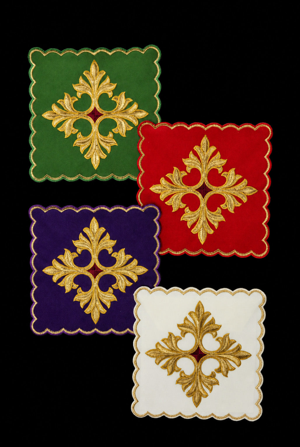 Set di quattro palle da calice con simbolo della croce ricamato