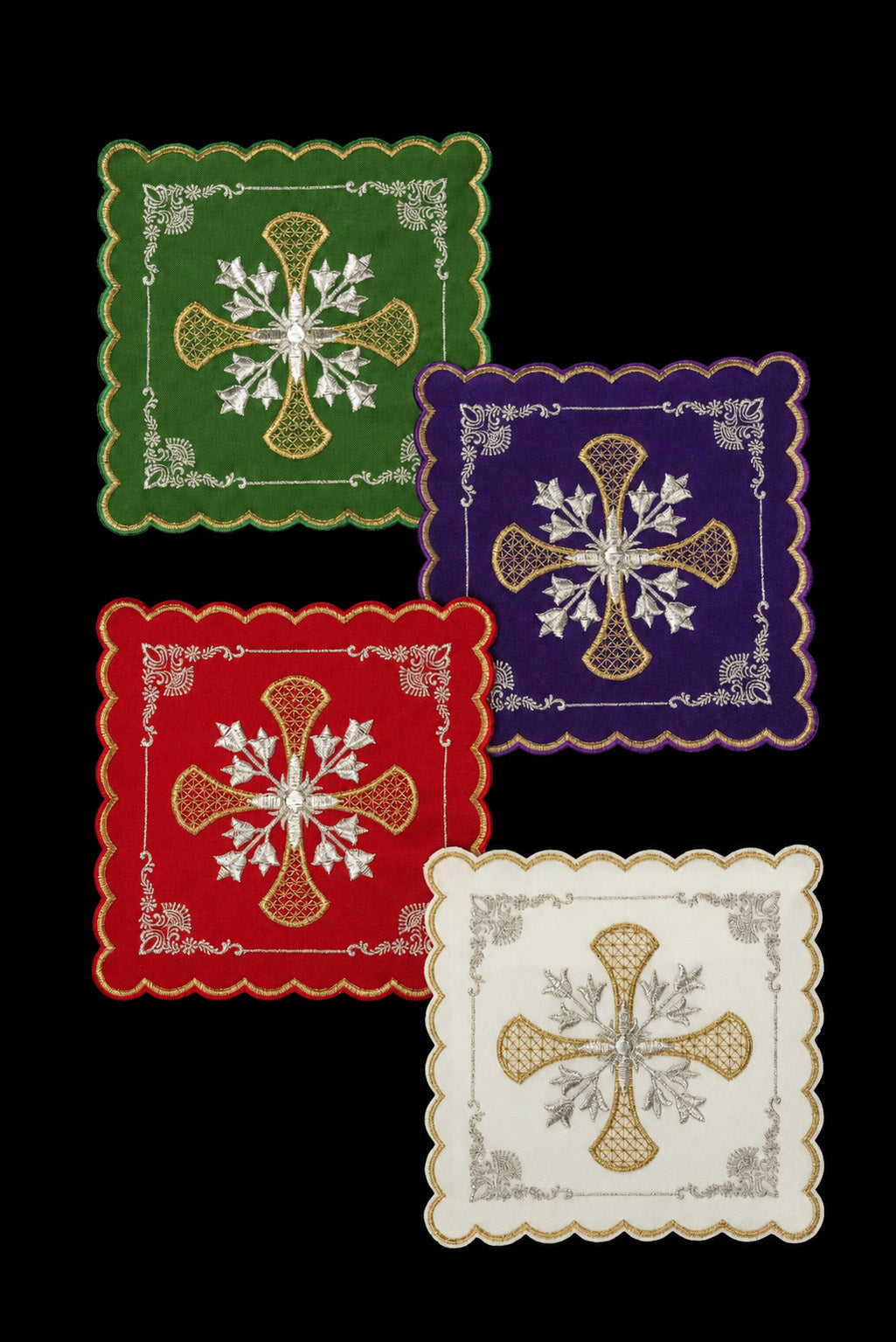 Set di quattro palle da calice con croce ricamata e motivi floreali
