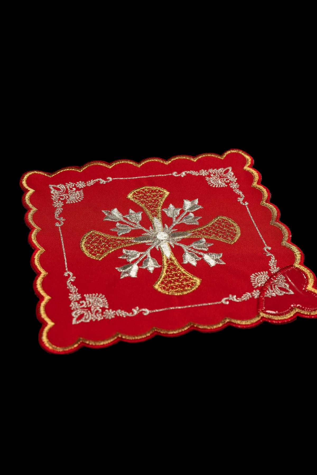 Set di quattro palle da calice con croce ricamata e motivi floreali
