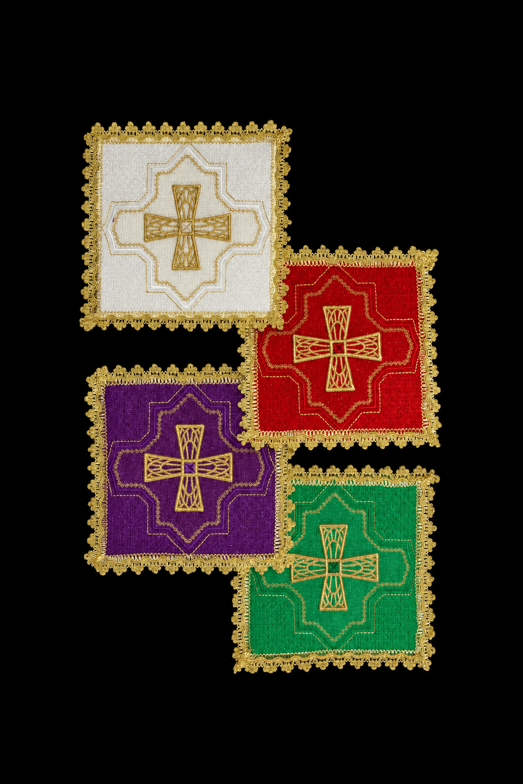Set di quattro palle da calice con croce ricamata e bordo dorato