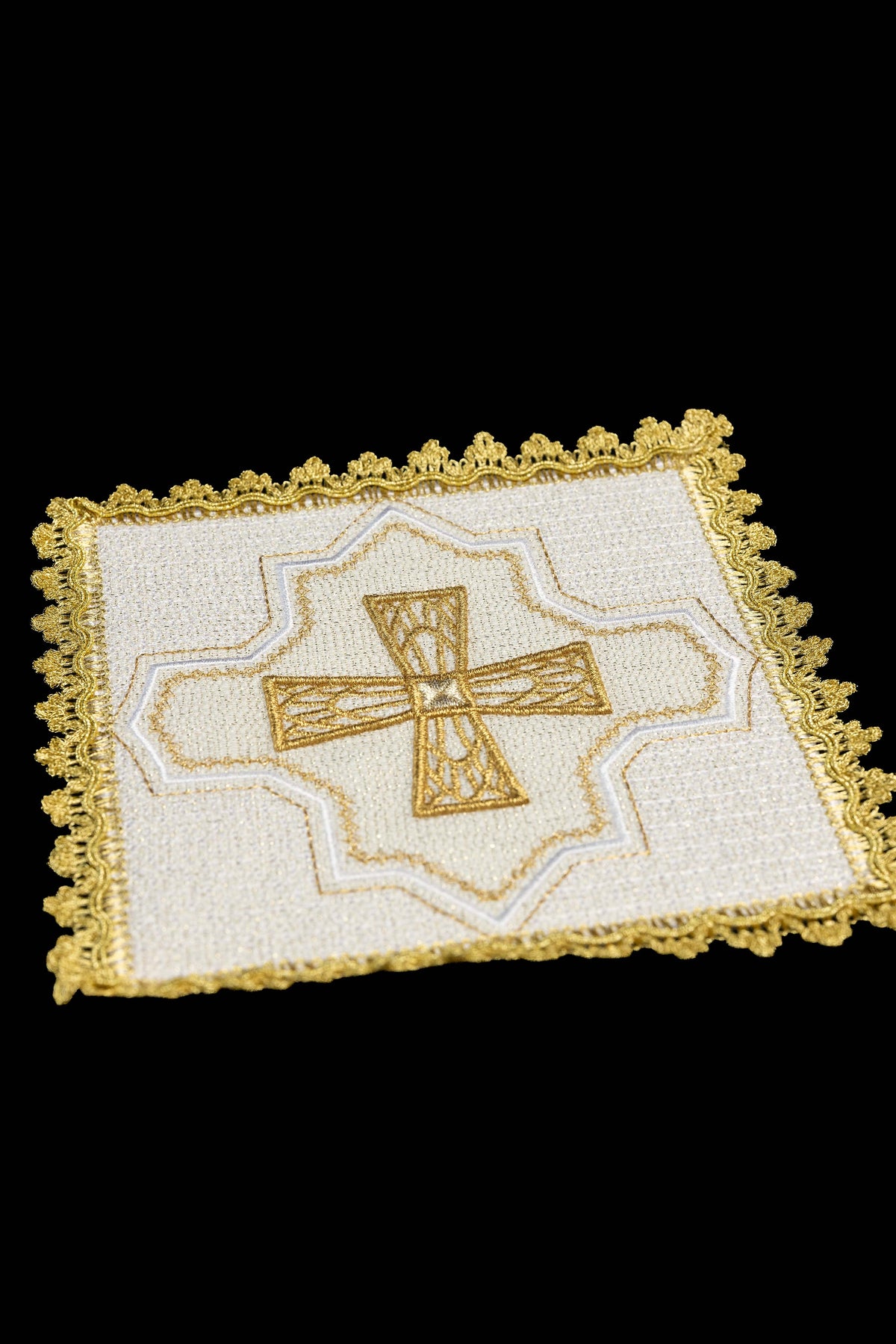 Set di quattro palle da calice con croce ricamata e bordo dorato