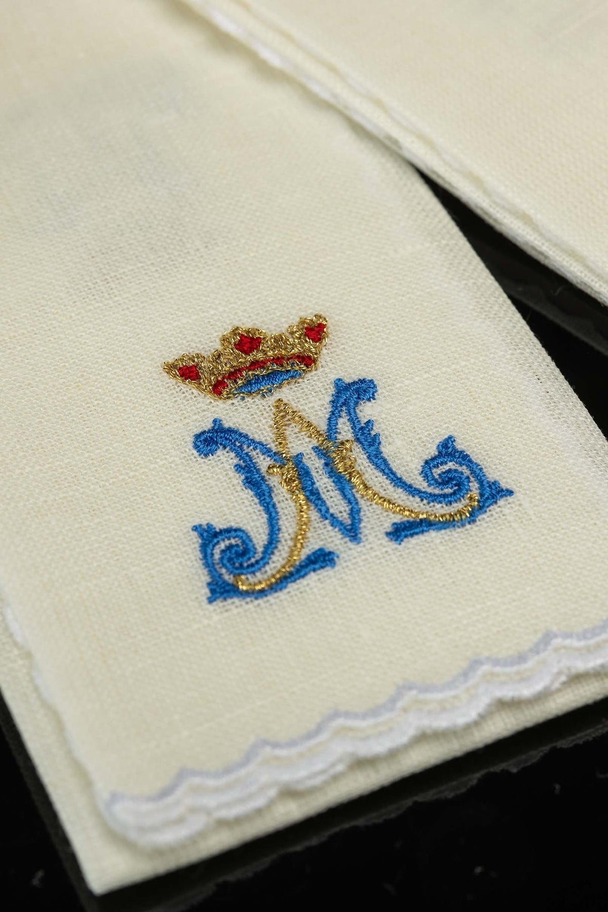 Set di 5 purificatoi liturgici di lino con ricamo mariano