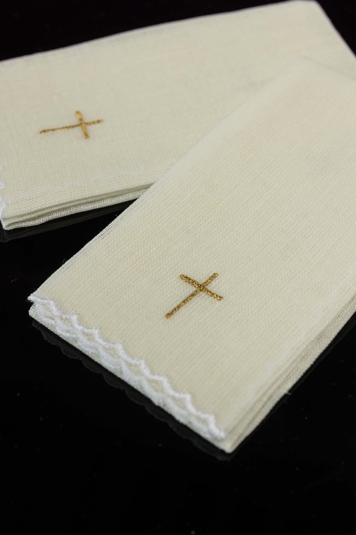 Set di 5 purificatoi in lino con ricamo dorato raffigurante una croce